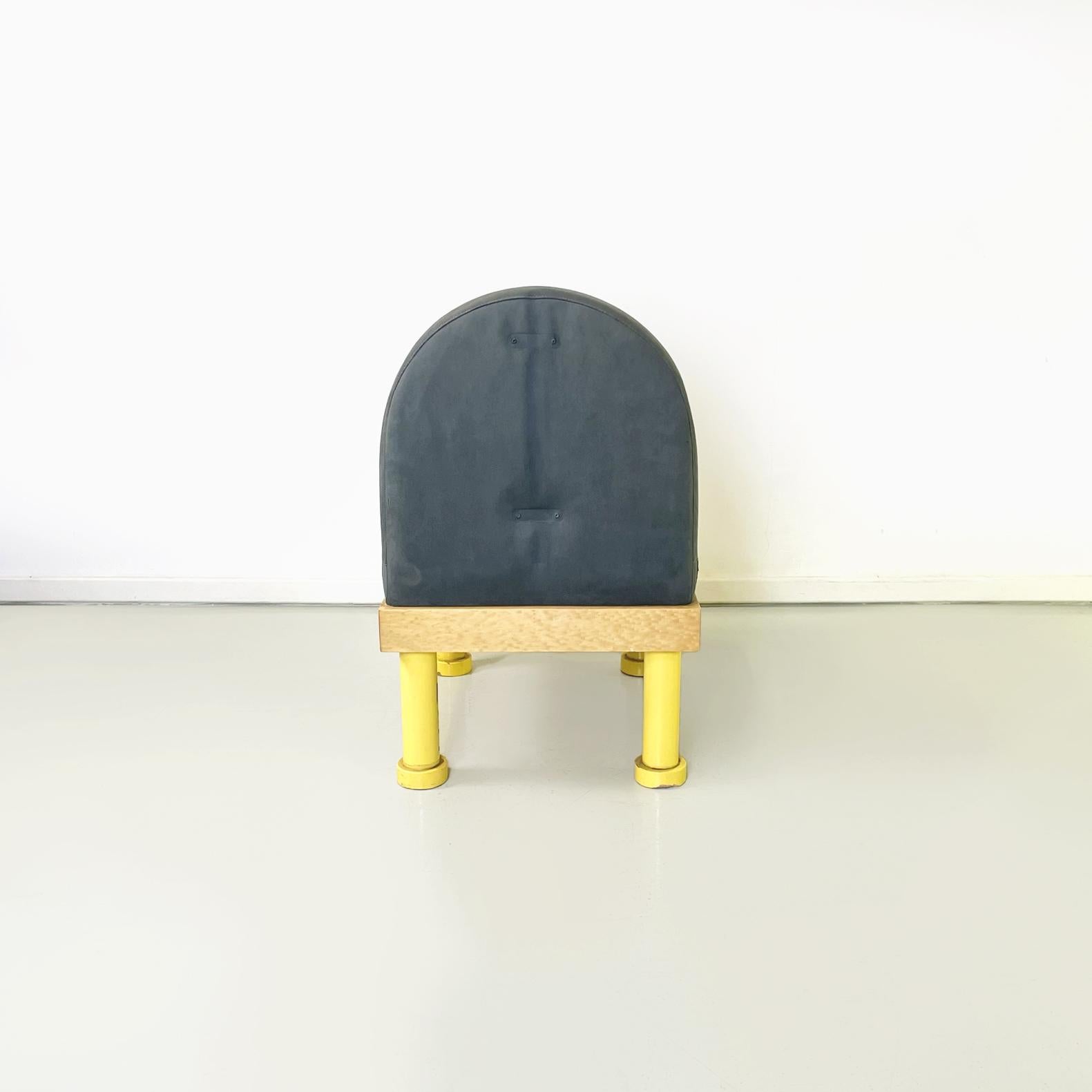 Moderner italienischer Stuhl aus grauem Samt, gebürstetem Holz und gelbem Metall, 1980er Jahre (Ende des 20. Jahrhunderts) im Angebot