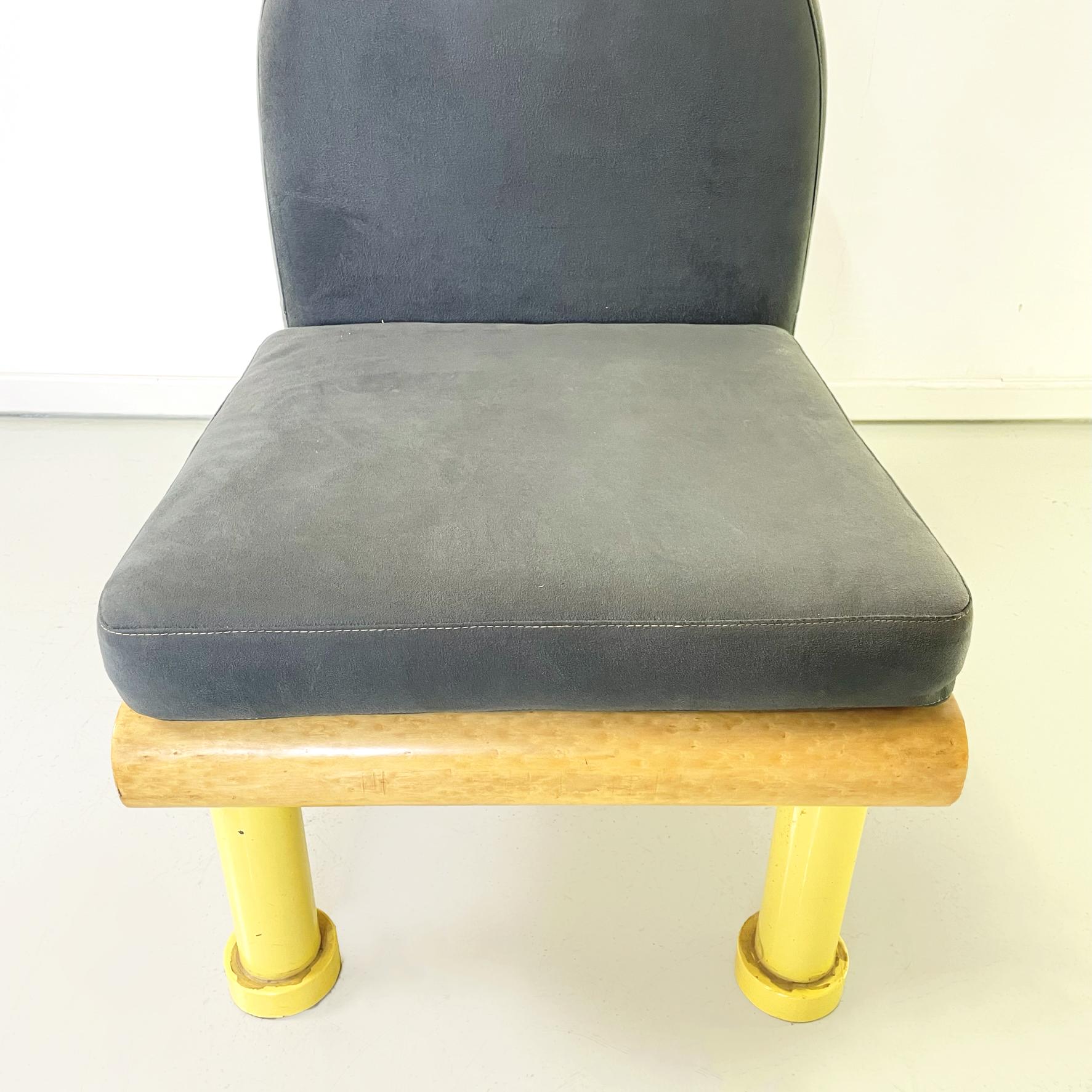 Moderner italienischer Stuhl aus grauem Samt, gebürstetem Holz und gelbem Metall, 1980er Jahre im Angebot 3