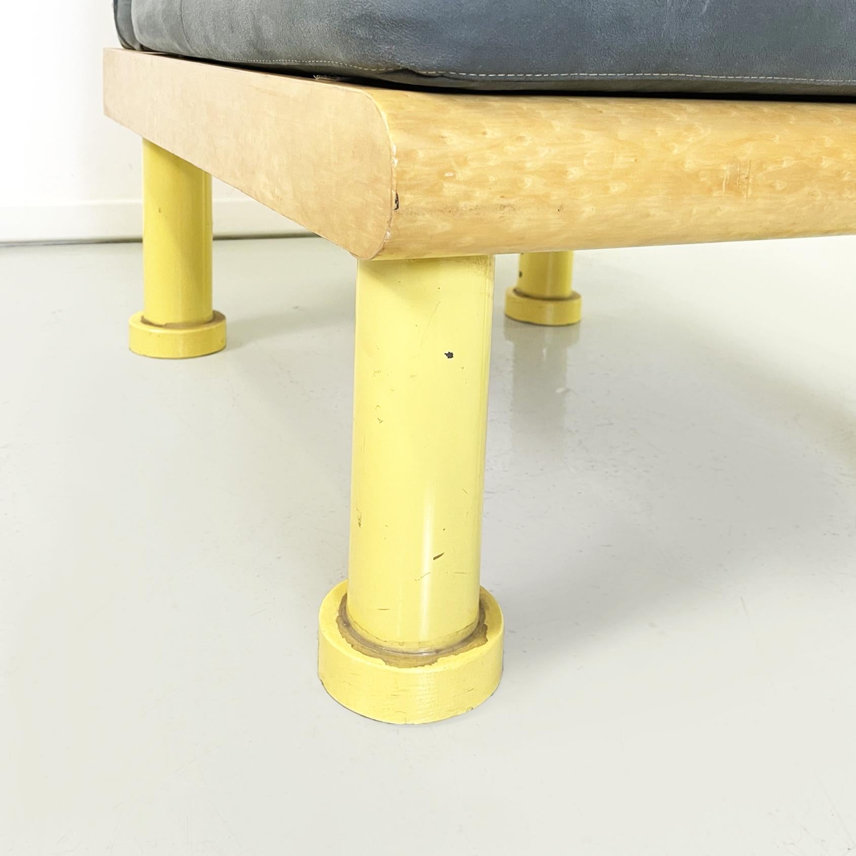 Moderner italienischer Stuhl aus grauem Samt, gebürstetem Holz und gelbem Metall, 1980er Jahre im Angebot 4