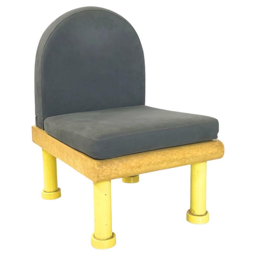 Moderner italienischer Stuhl aus grauem Samt, gebürstetem Holz und gelbem Metall, 1980er Jahre im Angebot