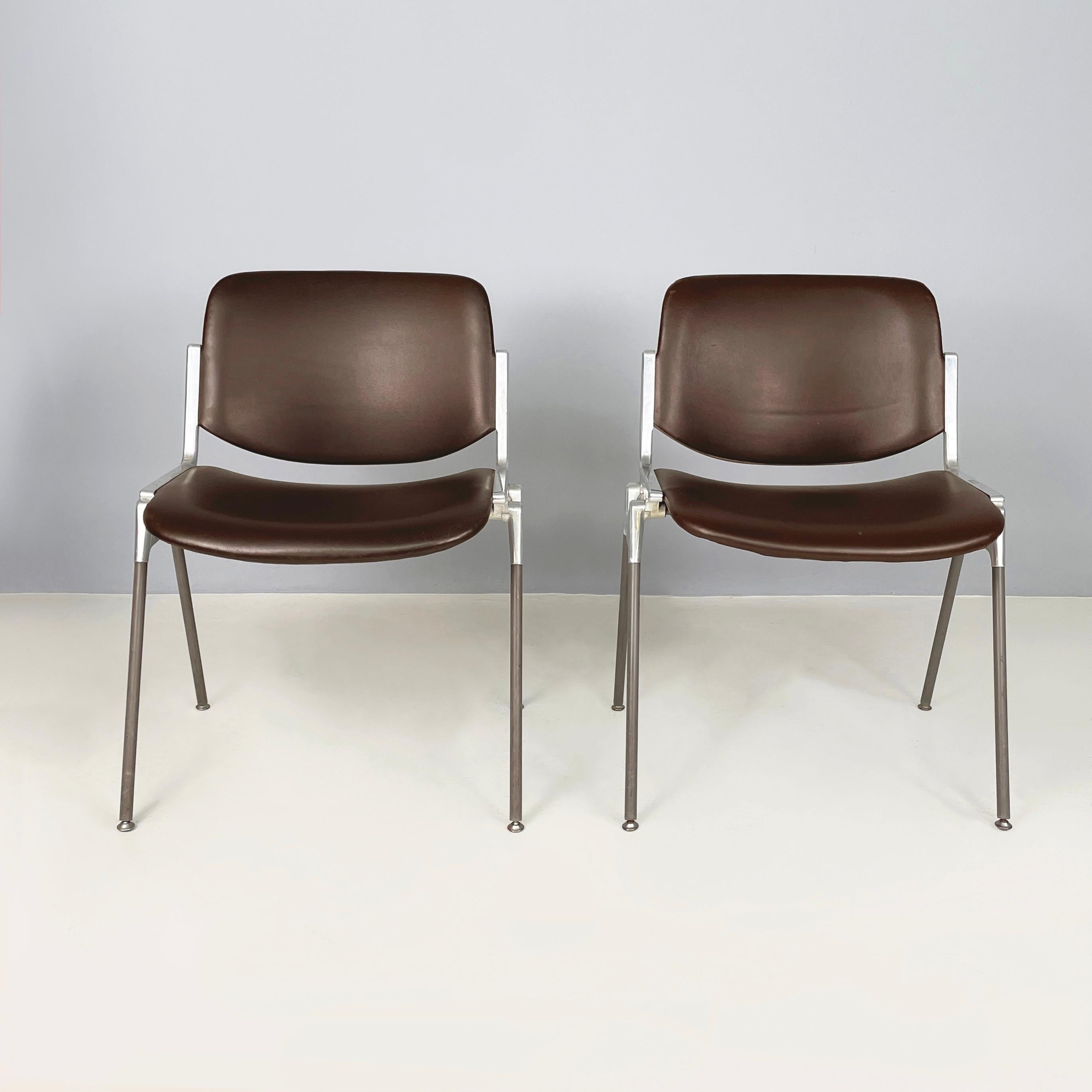 Moderne italienische Stühle der Moderne DSC von Giancarlo Piretti für Anonima Castelli, 1970er Jahre
Paar ikonische Stühle mod. DSC gepolstert und in dunkelbraunem Leder bezogen. Sitz und Rückenlehne sind rechteckig mit abgerundeten Ecken. Das