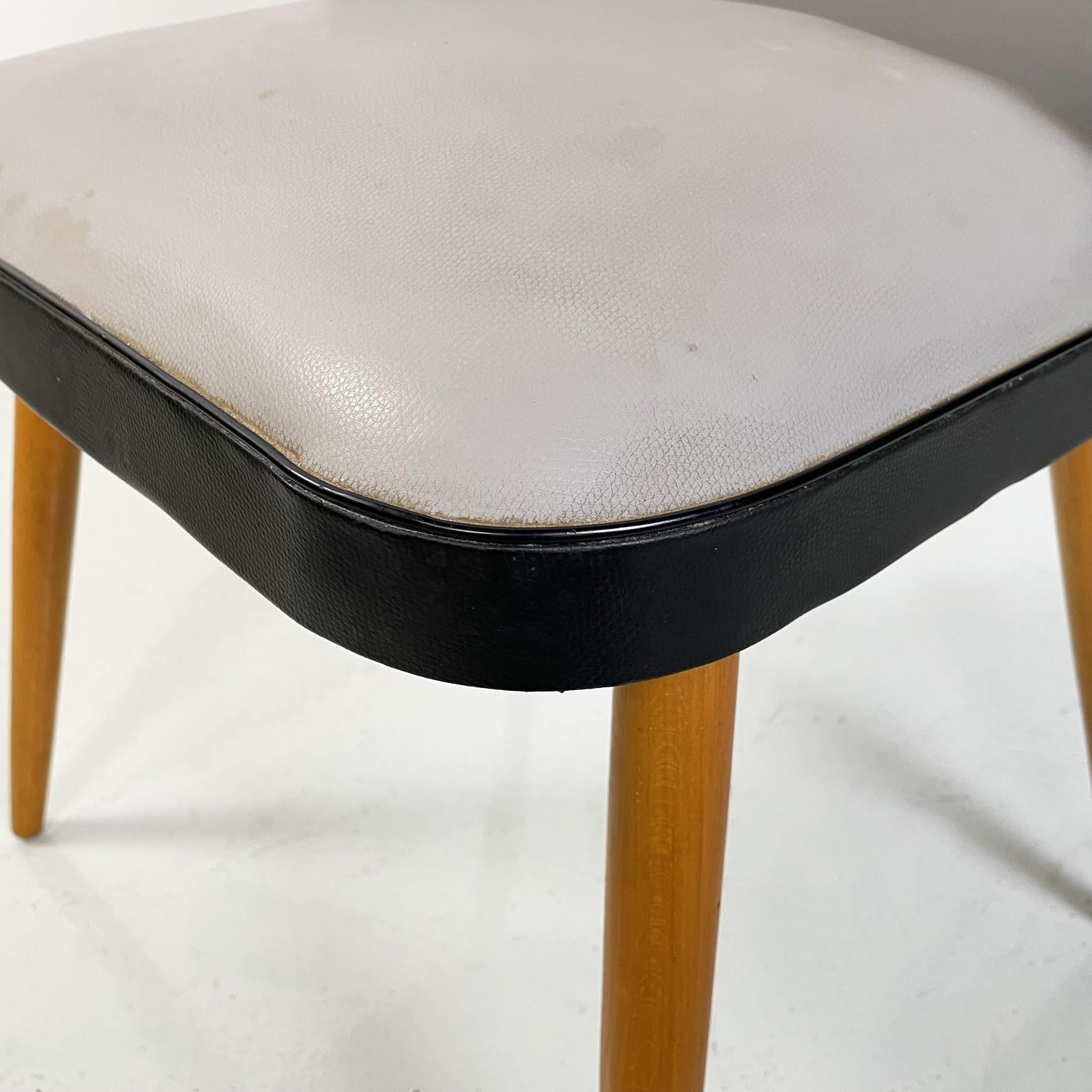 Italian modern Chairs in black and gray leather and wood, 1980s For Sale 4