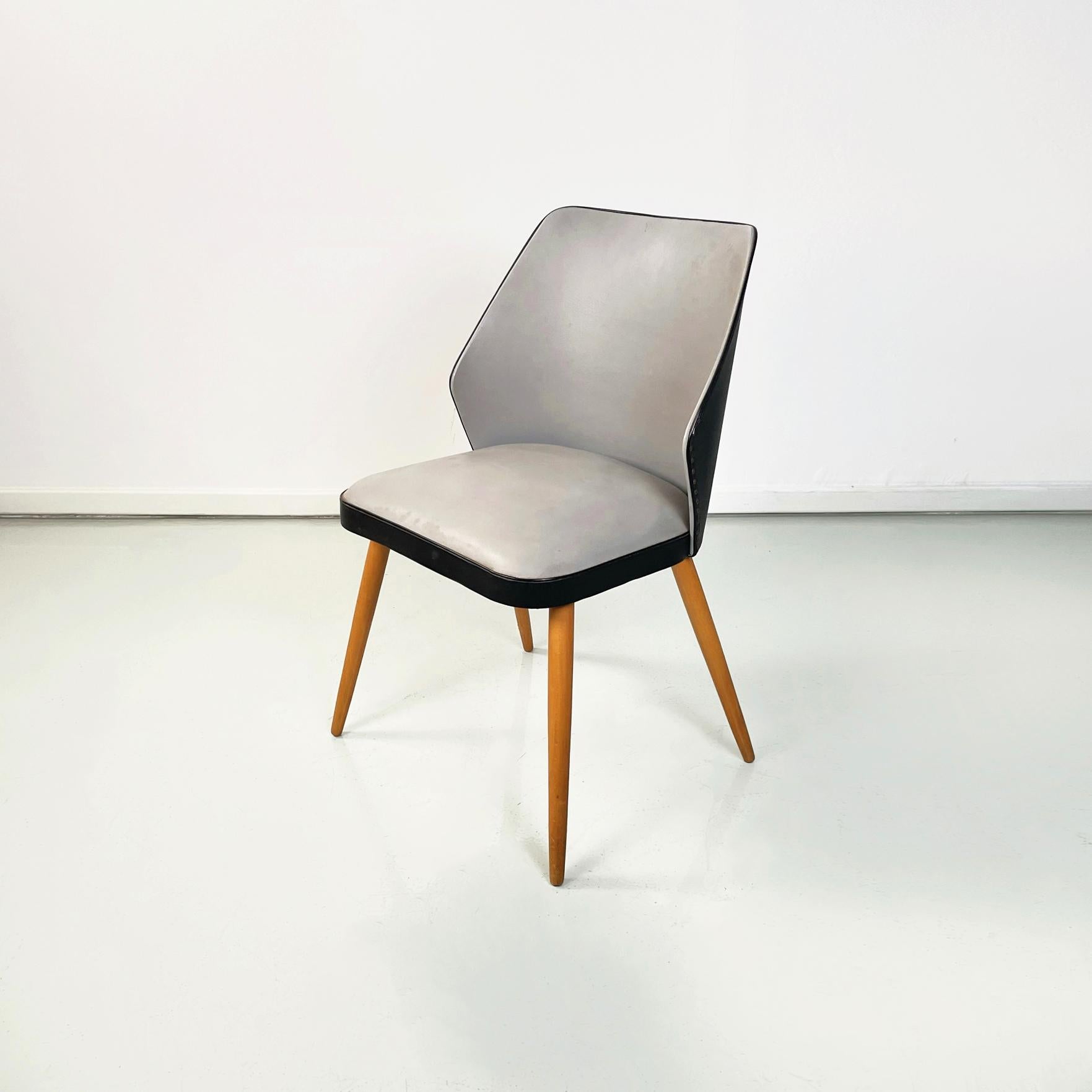 Moderne italienische Stühle aus schwarzem und grauem Leder und Holz, 1980er Jahre
Set aus drei Stühlen mit quadratischem Sitz  mit abgerundeten Ecken in zweifarbigem grauem und schwarzem Leder. Die geschwungene Rückenlehne aus zweifarbigem schwarzem