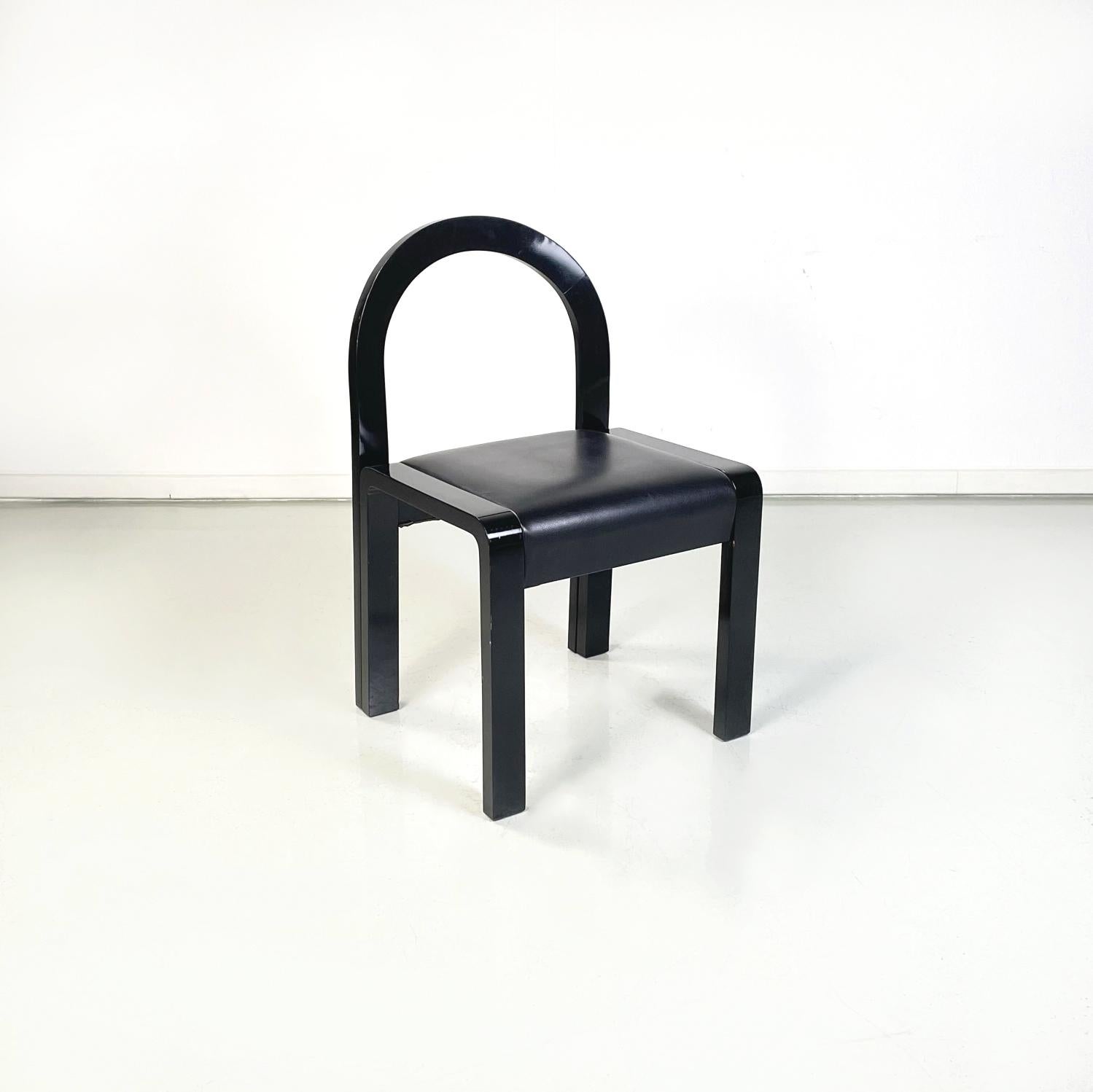 Italienische moderne Stühle aus schwarz lackiertem Holz und schwarzem Leder, 1980er Jahre
Set aus sechs Stühlen mit quadratischem Sitz aus schwarzem Leder. Die gewölbte Rückenlehne und die Struktur des rechteckigen Profils sind aus schwarz