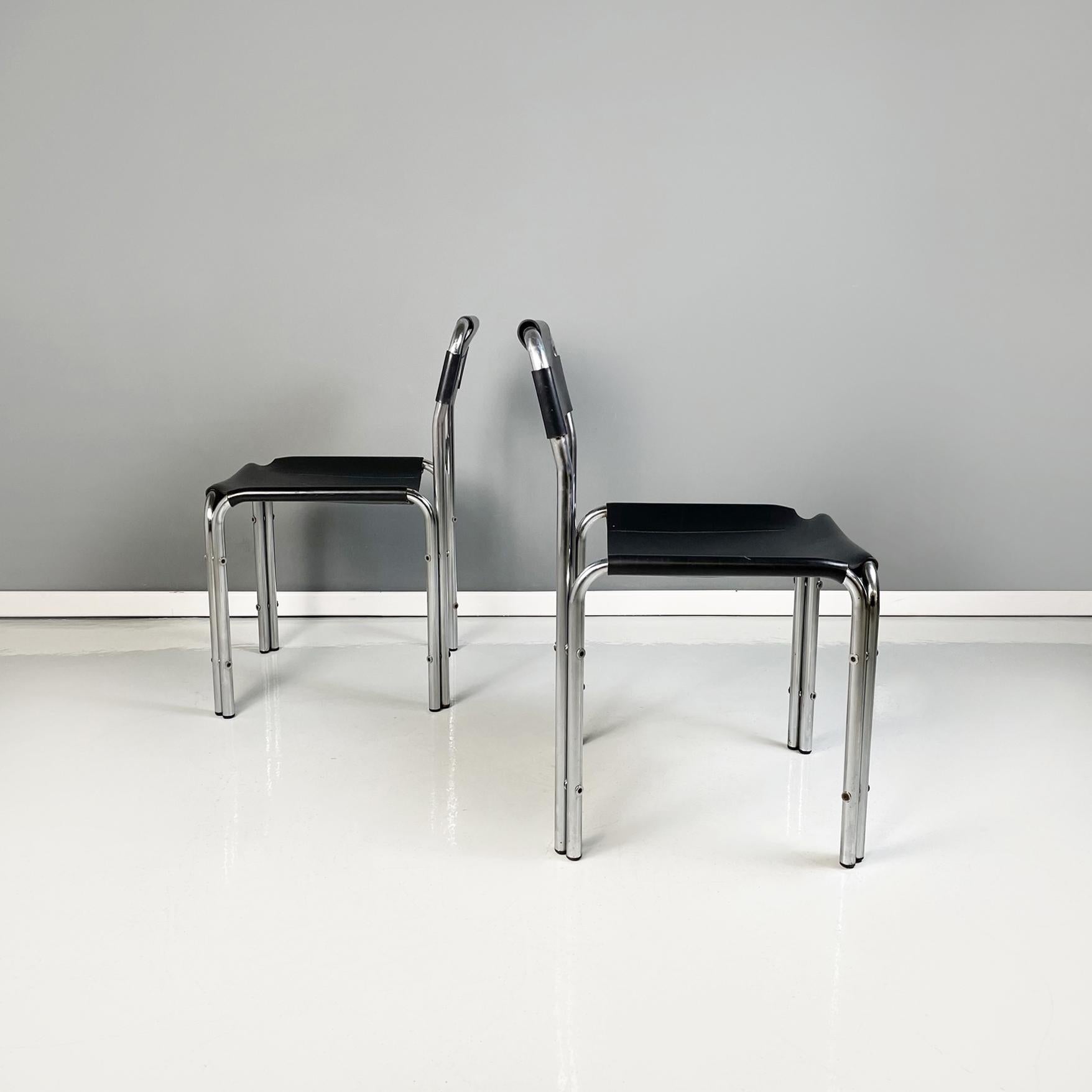Moderne italienische Stühle aus schwarzem Leder und Metallrohr, 1980er Jahre
Set aus vier Stühlen mit Metallrohrgestell. Der quadratische Sitz und die rechteckige Rückenlehne aus schwarzem Leder folgen der Form der Struktur. Sichtbare