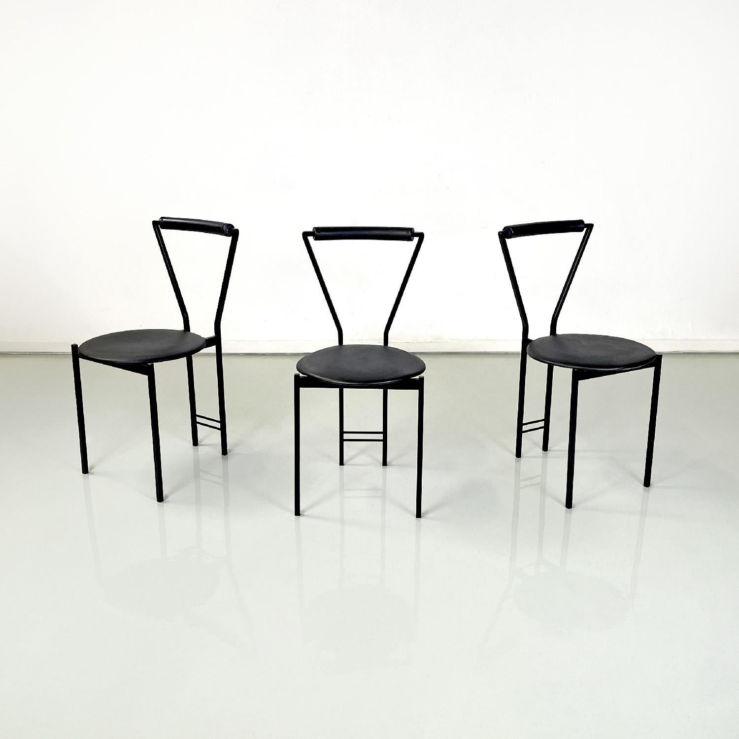Italian modern chairs in black metal and rubber, 1980s
Set of three chairs with round seats in black rubber. The backrest is composed of a black painted metal structure with a square section and a triangular shape, wrapped at the top by a black