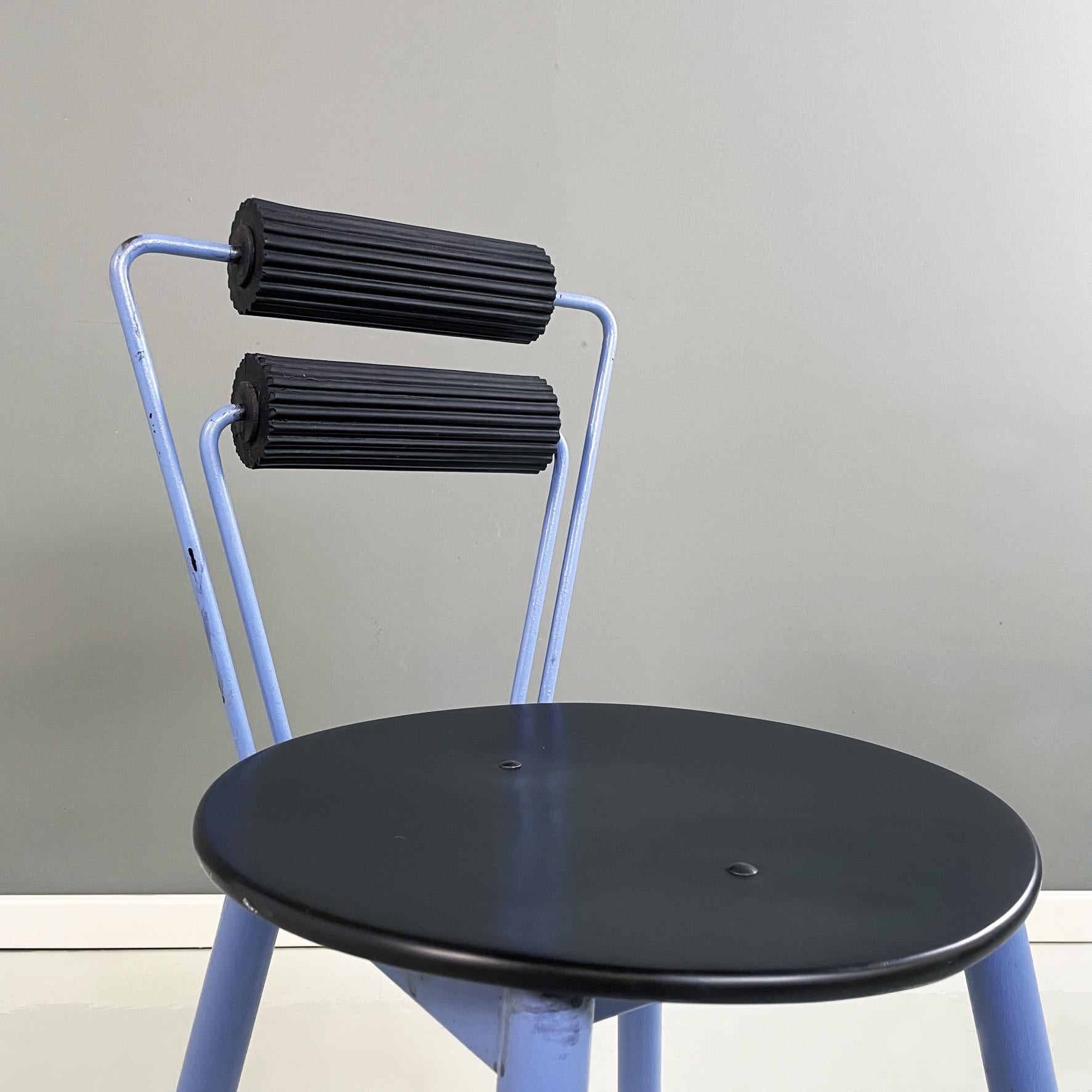 Italienische moderne Stühle aus blauem Metall, schwarzem Holz und schwarzem Gummi, 1980er Jahre im Angebot 3