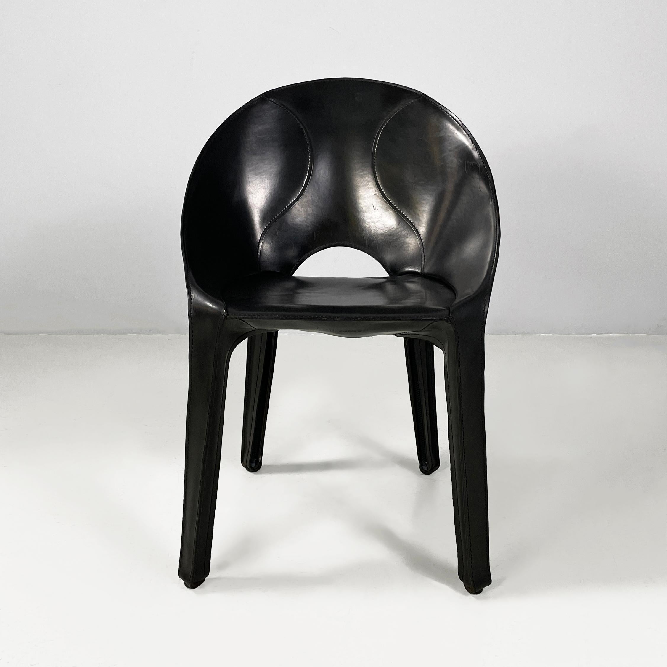 Moderne italienische Stühle Lira und Liuto CAB K5 von Mario Bellini per Cassina, 1990er Jahre
Set von sechs Stühlen Modell Lira und Liuto, auch bekannt als CAB K5, in schwarzem Leder. Die innere Struktur, bestehend aus Sitz, abgerundeter Rückenlehne