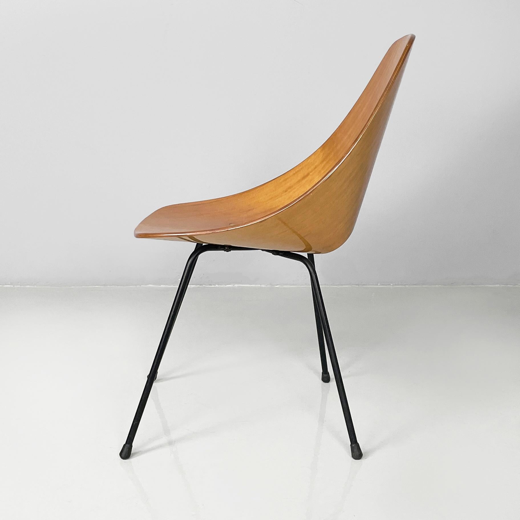 Italian modern chairs Medea by Vittorio Nobili for Fratelli Tagliabue, 1960s
Pair of chairs model Medea with seat and back in curved light wood with a glossy finish. There is a decorative hole between the seat and the back. The legs are in black