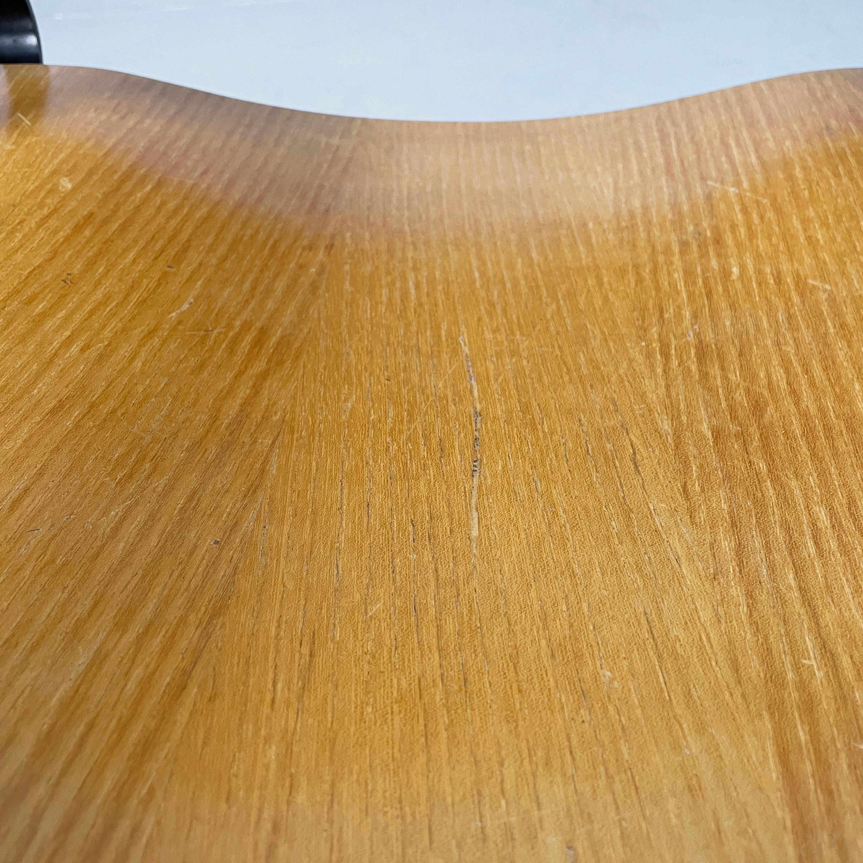 Moderne italienische Stühle mit Armlehnen aus Holz und schwarzem Metall, 1970er Jahre 5