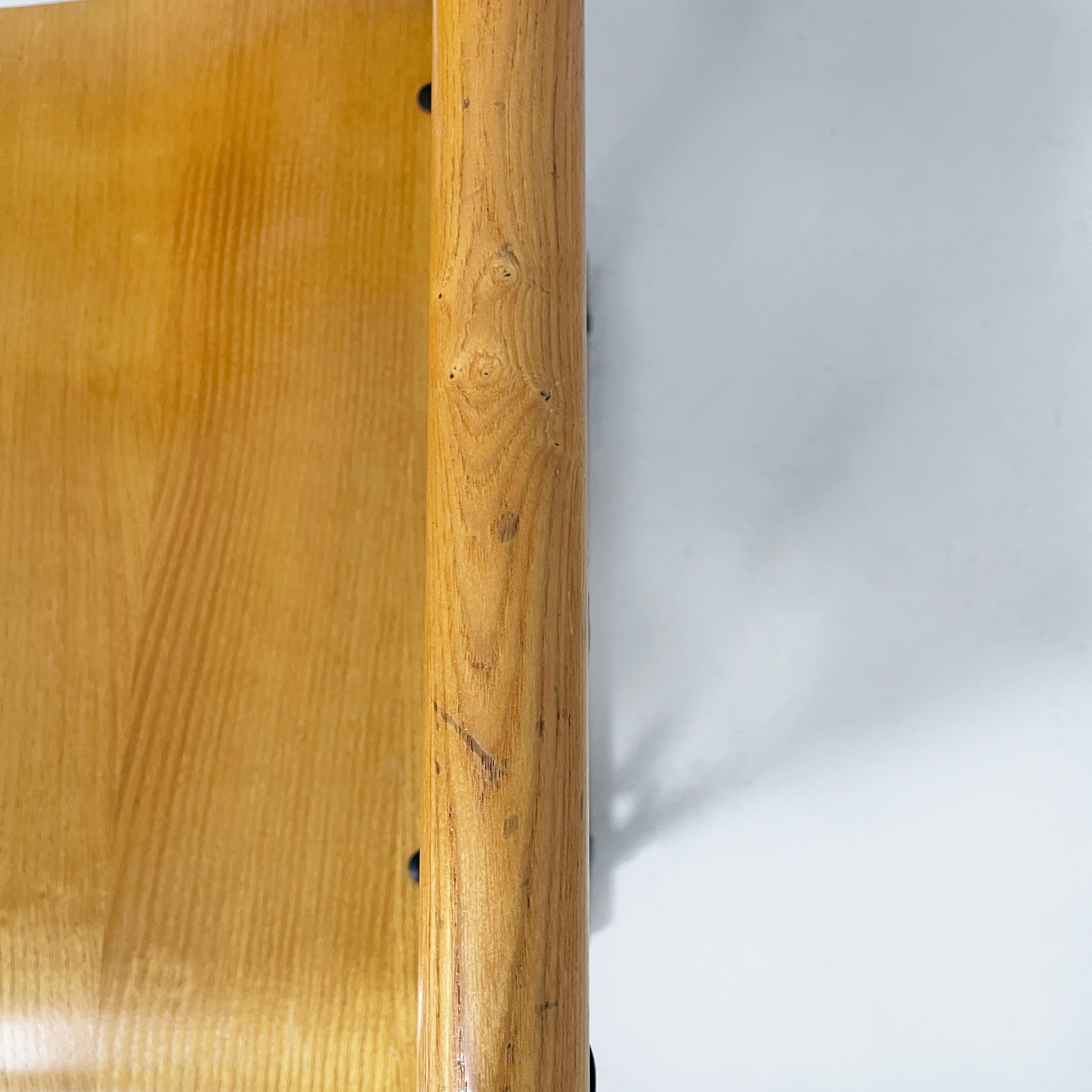 Moderne italienische Stühle mit Armlehnen aus Holz und schwarzem Metall, 1970er Jahre 10