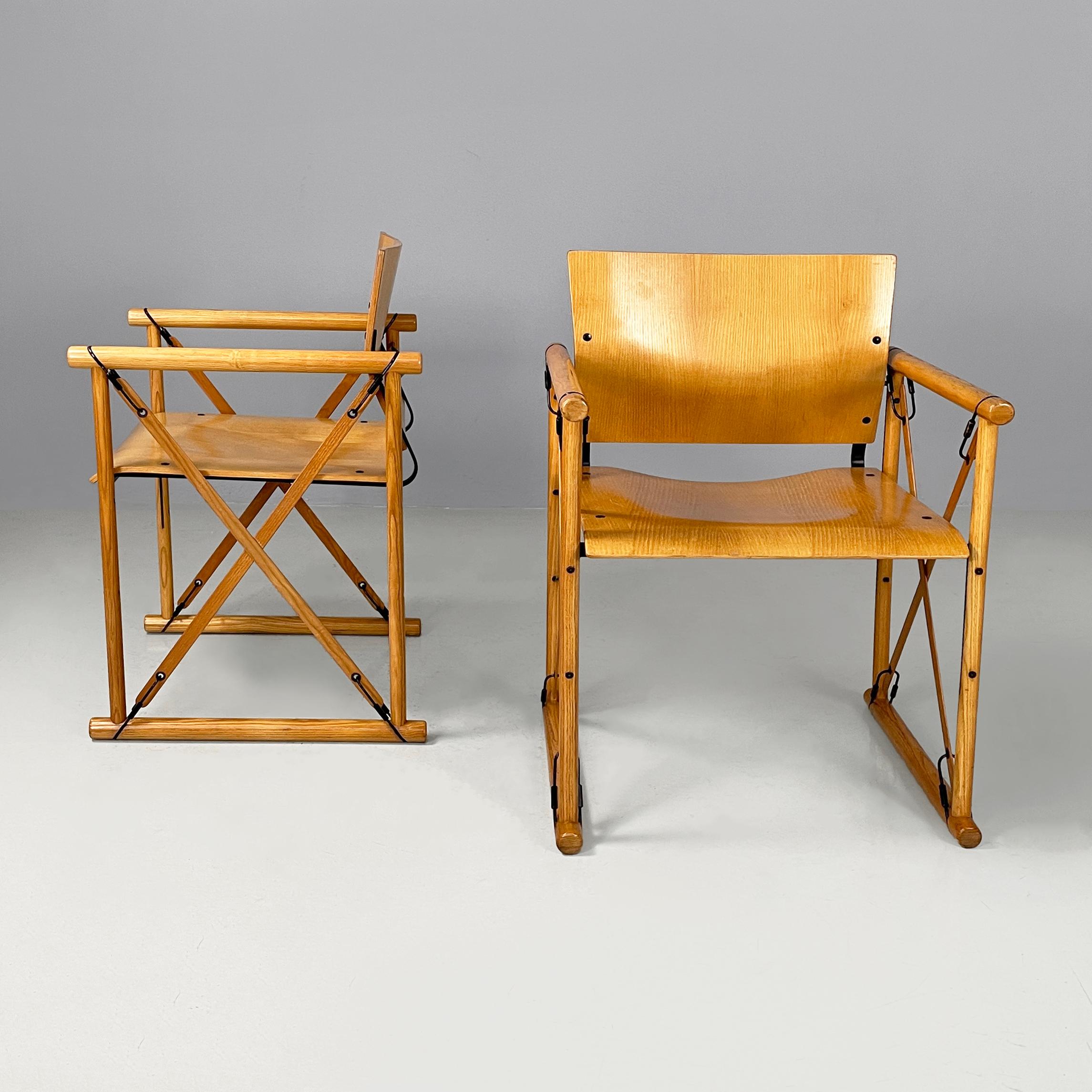 Moderne italienische Stühle mit Armlehnen aus Holz und schwarzem Metall, 1970er Jahre
Paar helle Holzstühle mit schwarz lackierten Metalleinsätzen. Der Holzsitz und die Rückenlehne sind quadratisch. Die Armlehnen und Füße mit rundem Querschnitt sind