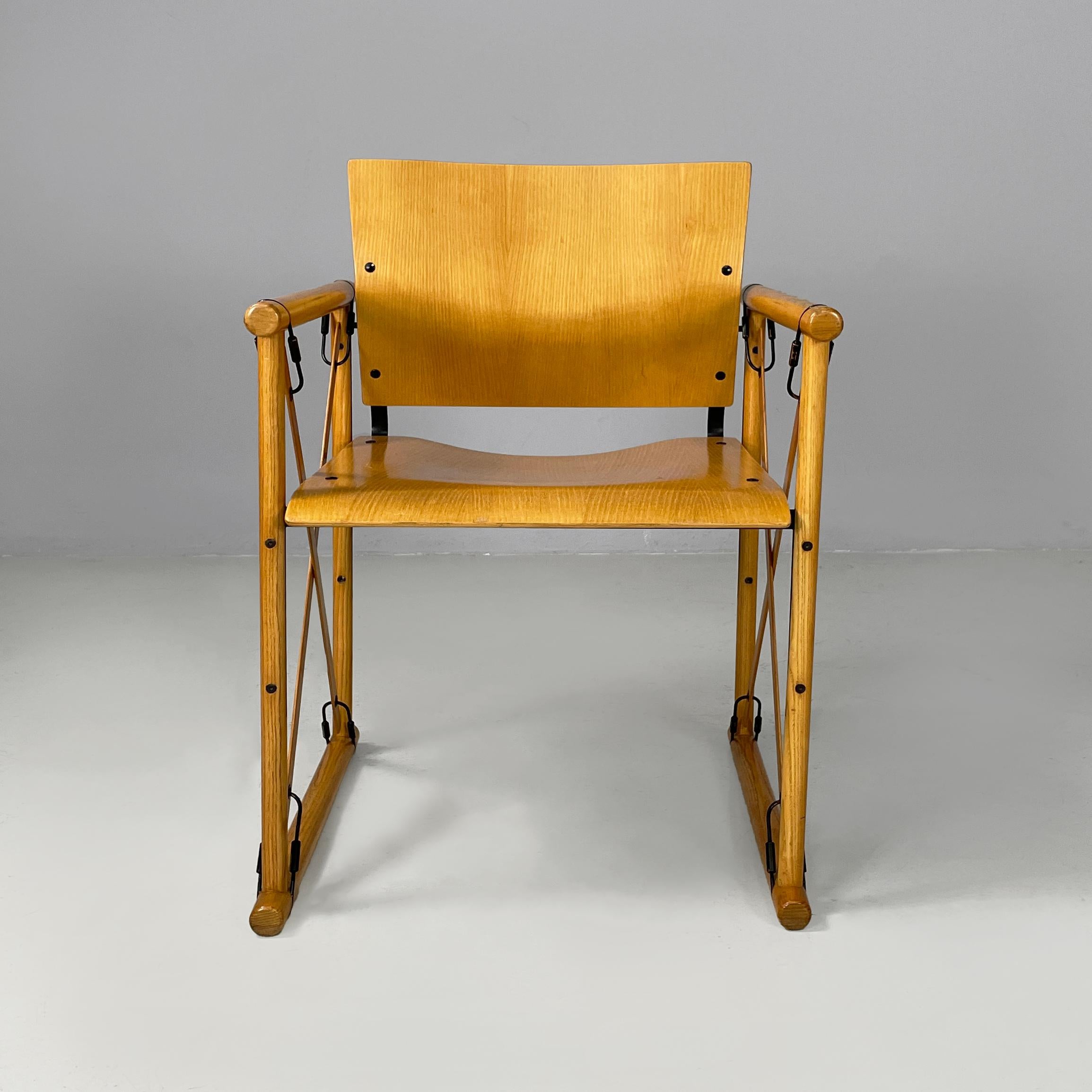 Moderne italienische Stühle mit Armlehnen aus Holz und schwarzem Metall, 1970er Jahre (Italienisch)