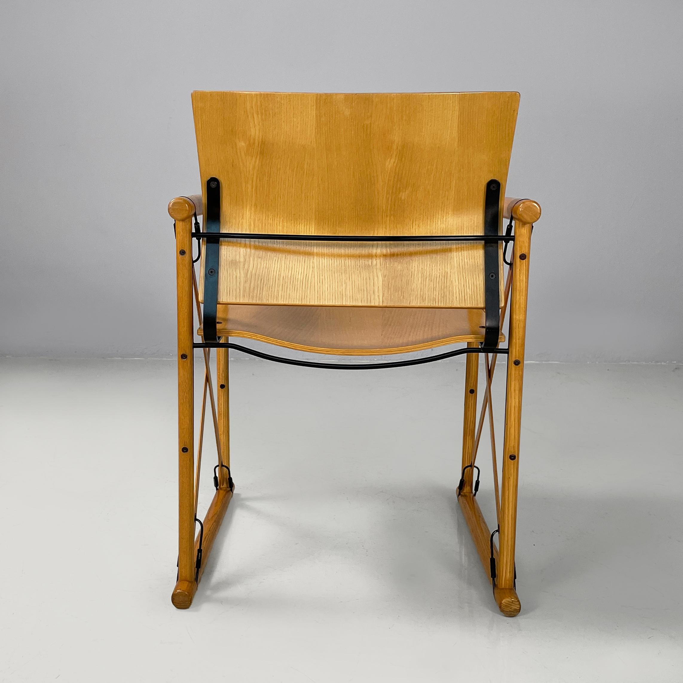 Moderne italienische Stühle mit Armlehnen aus Holz und schwarzem Metall, 1970er Jahre (Ende des 20. Jahrhunderts)