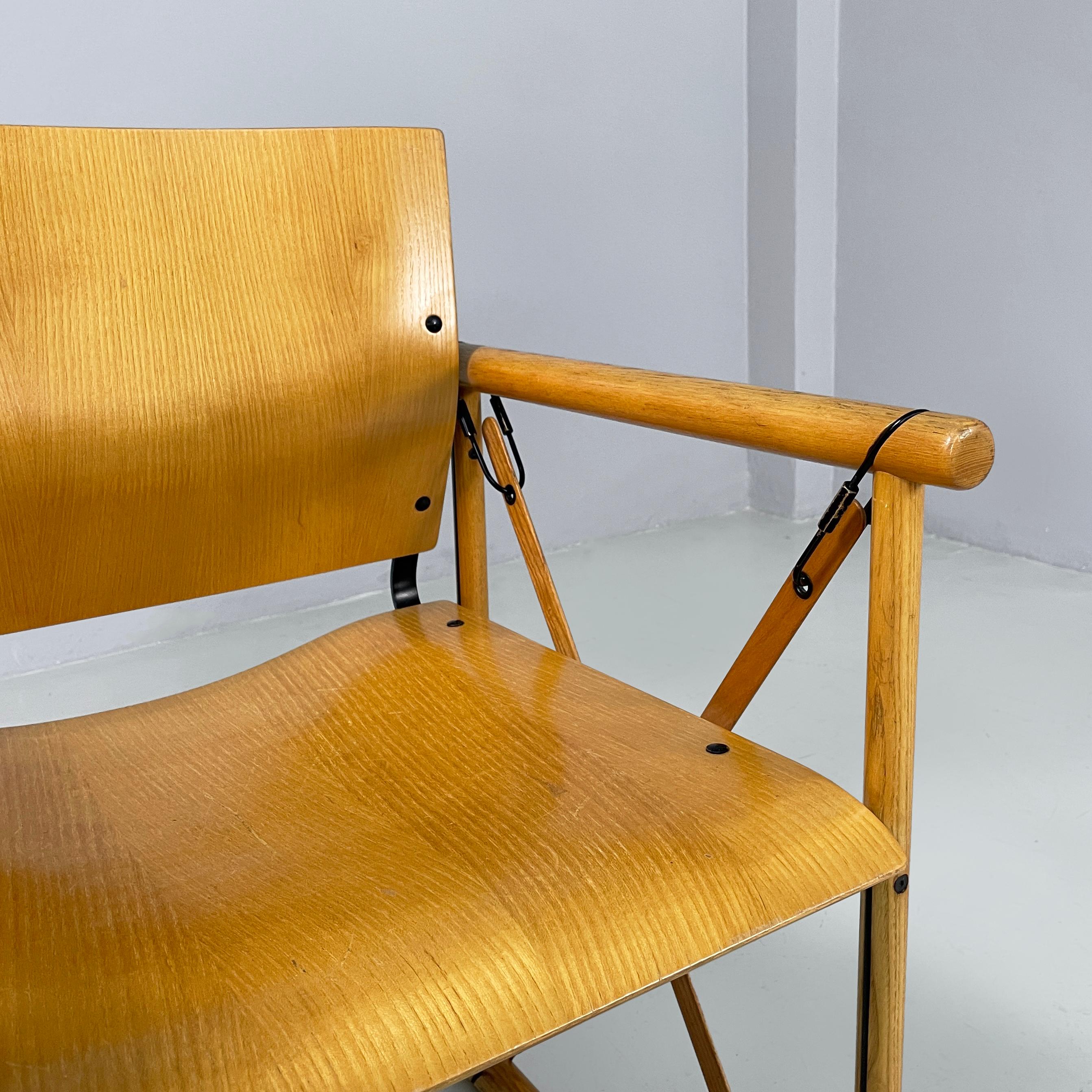 Moderne italienische Stühle mit Armlehnen aus Holz und schwarzem Metall, 1970er Jahre 1