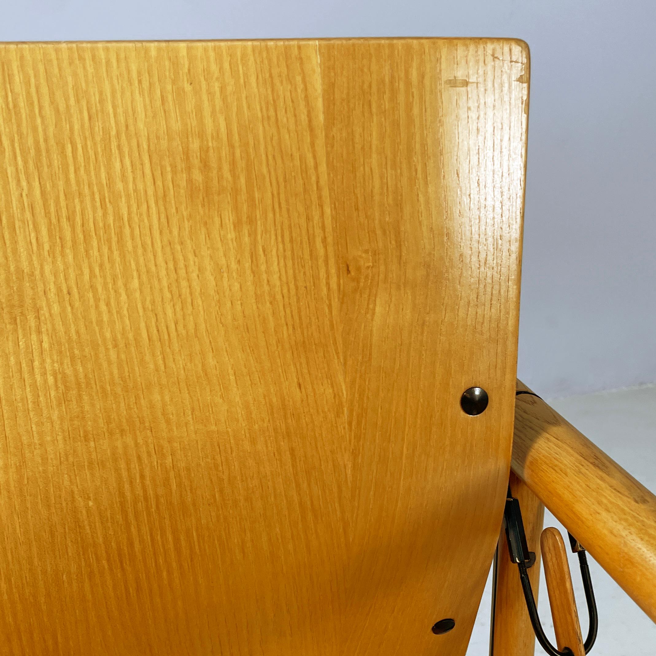 Moderne italienische Stühle mit Armlehnen aus Holz und schwarzem Metall, 1970er Jahre 2