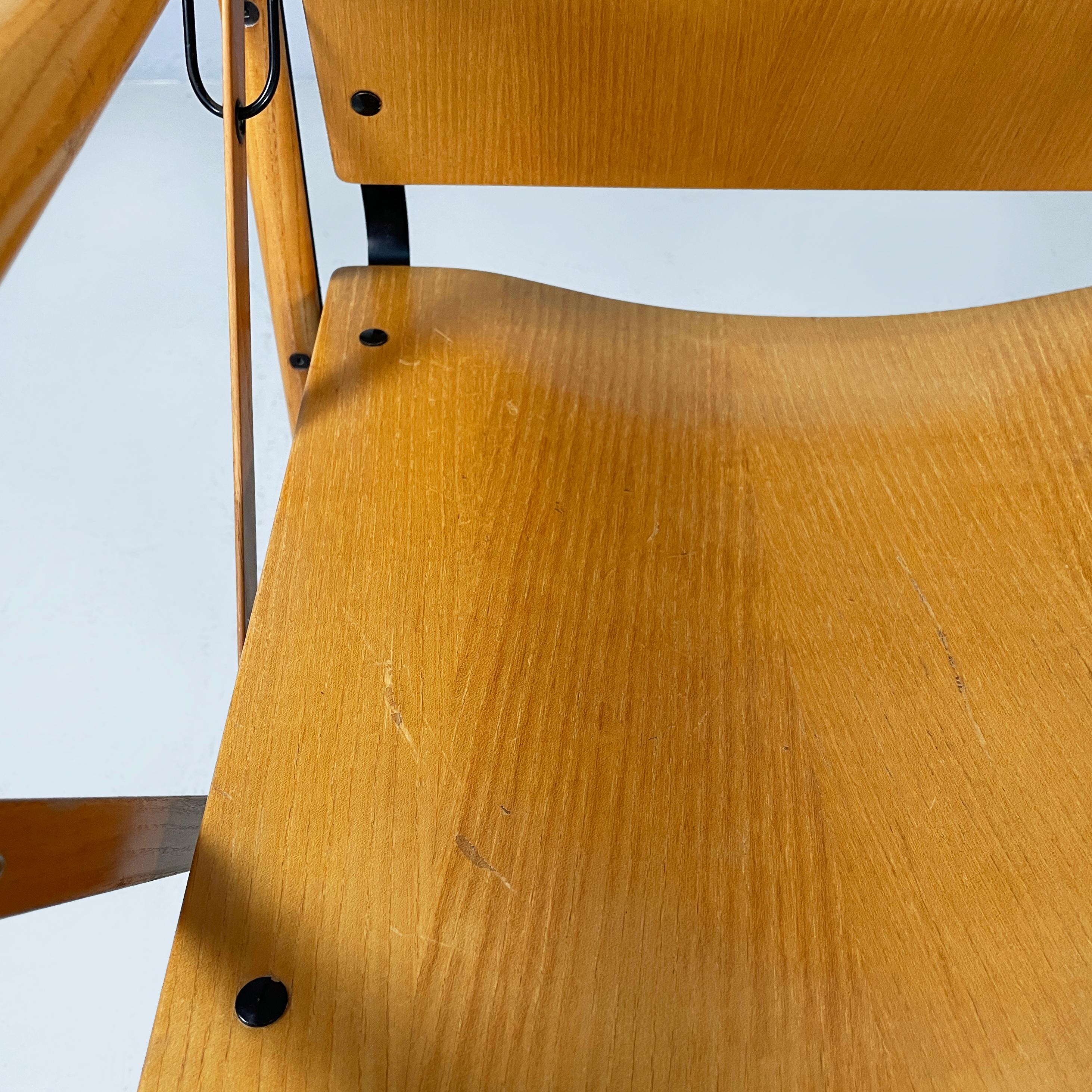 Moderne italienische Stühle mit Armlehnen aus Holz und schwarzem Metall, 1970er Jahre 4