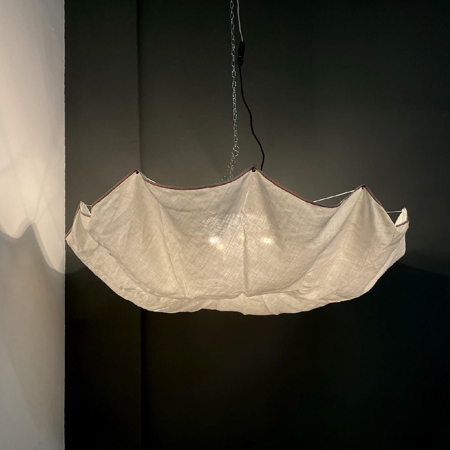 Italian modern chandelier 1130 Celestia by Afra and Tobia Scarpa for Flos, 1980s
Chandelier mod. 1130 Celestia with suspended diffuser in white linen fabric with light orange and red piping, fixed to a pressed aluminum frame, powder coated white and