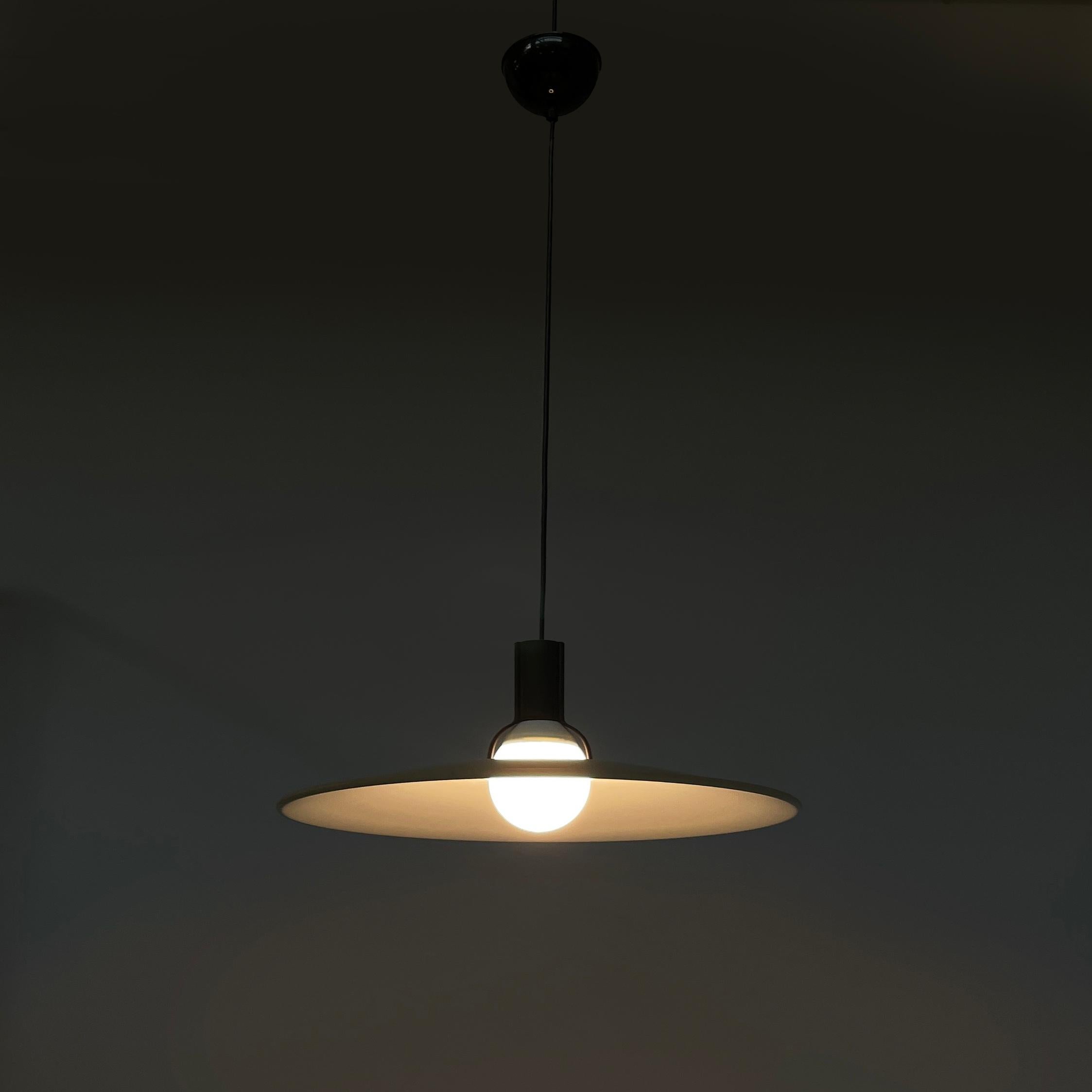 Lustre moderne italien 2133 de Gino Sarfatti pour  Arteluce, 1970
Lustre mod. 2133 avec diffuseur à disque en métal peint en blanc. La structure est cylindrique en métal peint en noir. Câble noir et fixation au plafond en plastique noir.
Produit par
