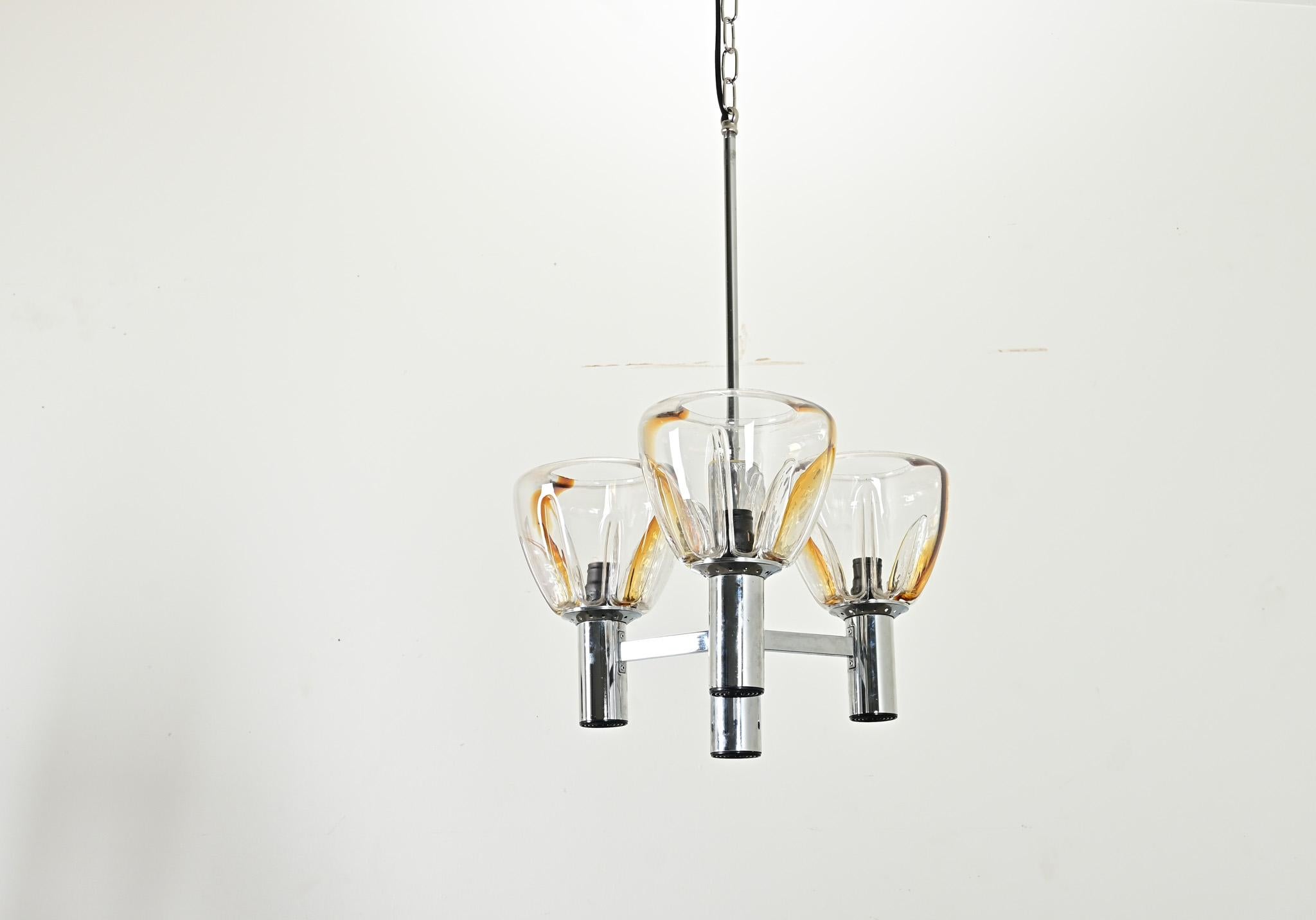 Lampadario vintage italiano di Targetti Sankey, nello stile del designer Ludovico Diaz de Sentillana, che lavorava il vetro artistico colorato sia per la decorazione che per l'illuminazione. Appese a uno stelo cromato, le tre sorgenti luminose sono