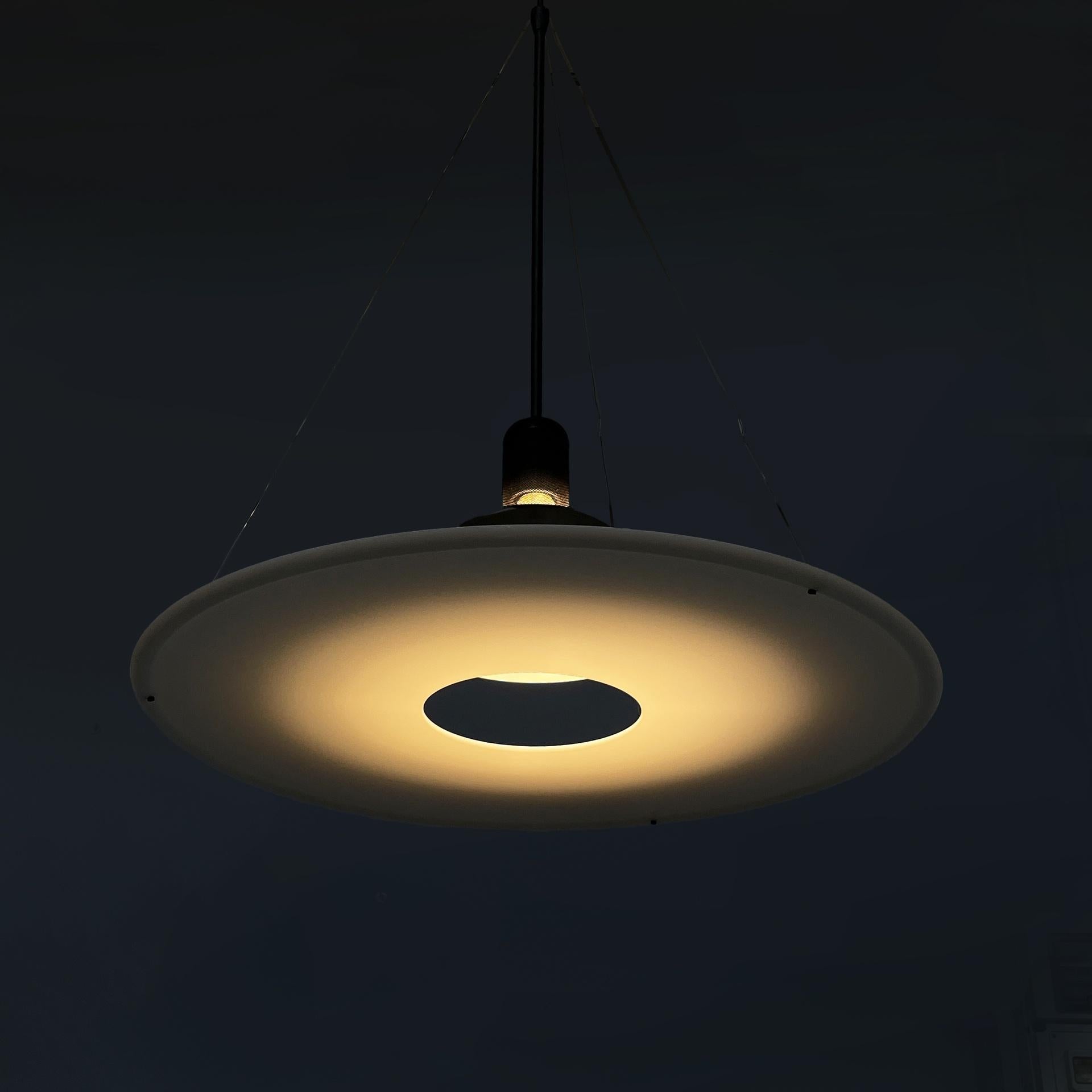 Lampadario moderno italiano Frisbi di Achille Castiglioni per Flos, anni '70
Lampadario o lampada da soffitto modello Frisbi con diffusore a cupola in metallo cromato con interno bianco. Sotto il diffusore c'è un disco di plastica bianca che