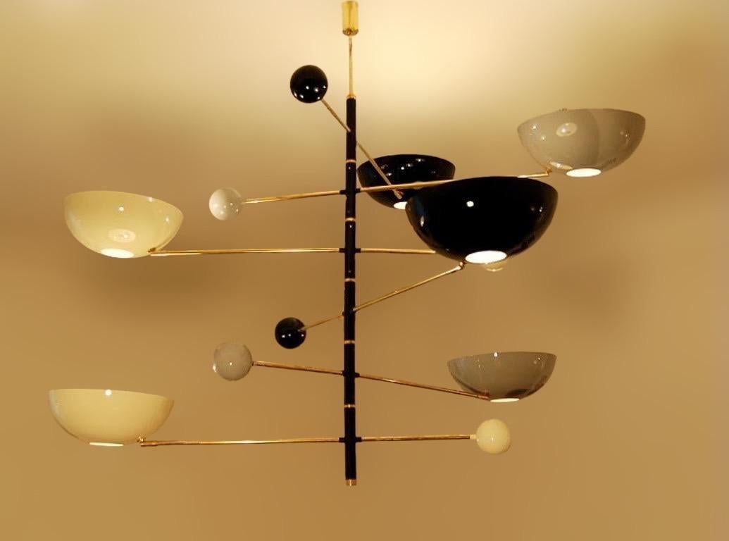 Realizzato a mano in Italia da Fabio Ltd, con una struttura in ottone naturale non laccato e smalto bianco, grigio e nero, questo lampadario è un pezzo forte con elementi di design del modernismo italiano e francese ed è uno studio sorprendente di