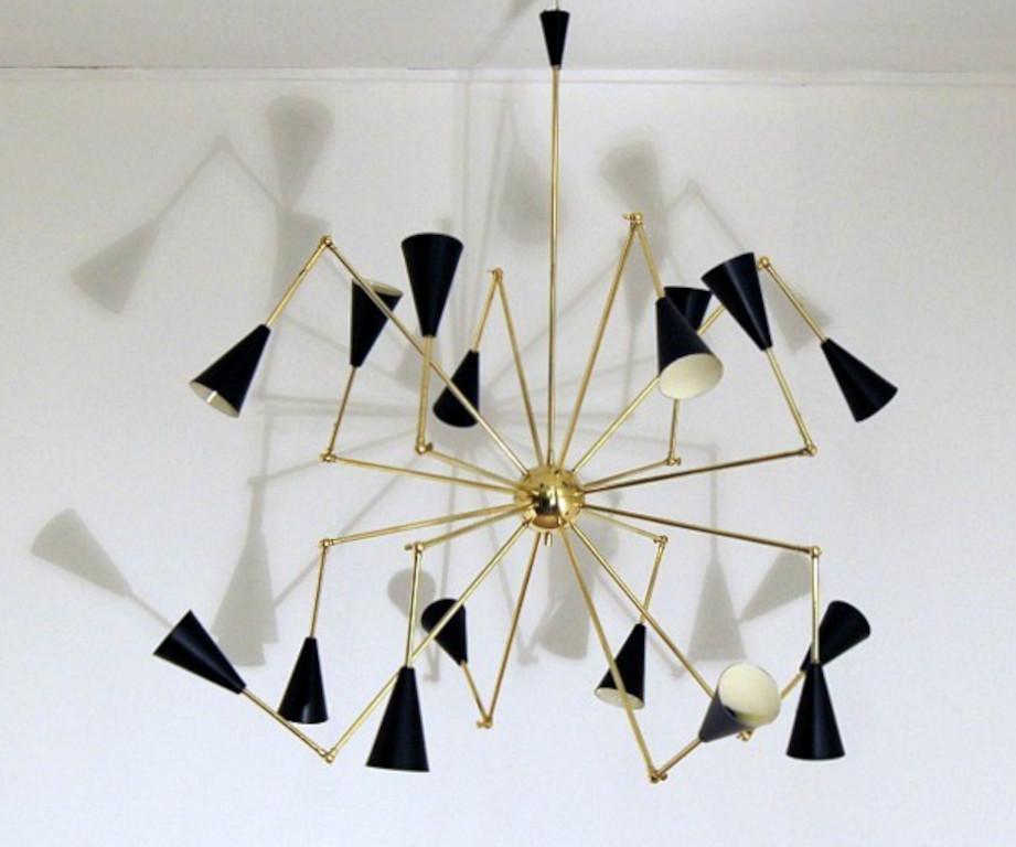 Lampadario scultoreo in ottone naturale non laccato con paralumi neri, prodotto in Italia da FABIO LTD. 

Si tratta di un'interpretazione moderna e contemporanea di un lampadario classico, fortemente influenzata dal modernismo italiano del medio