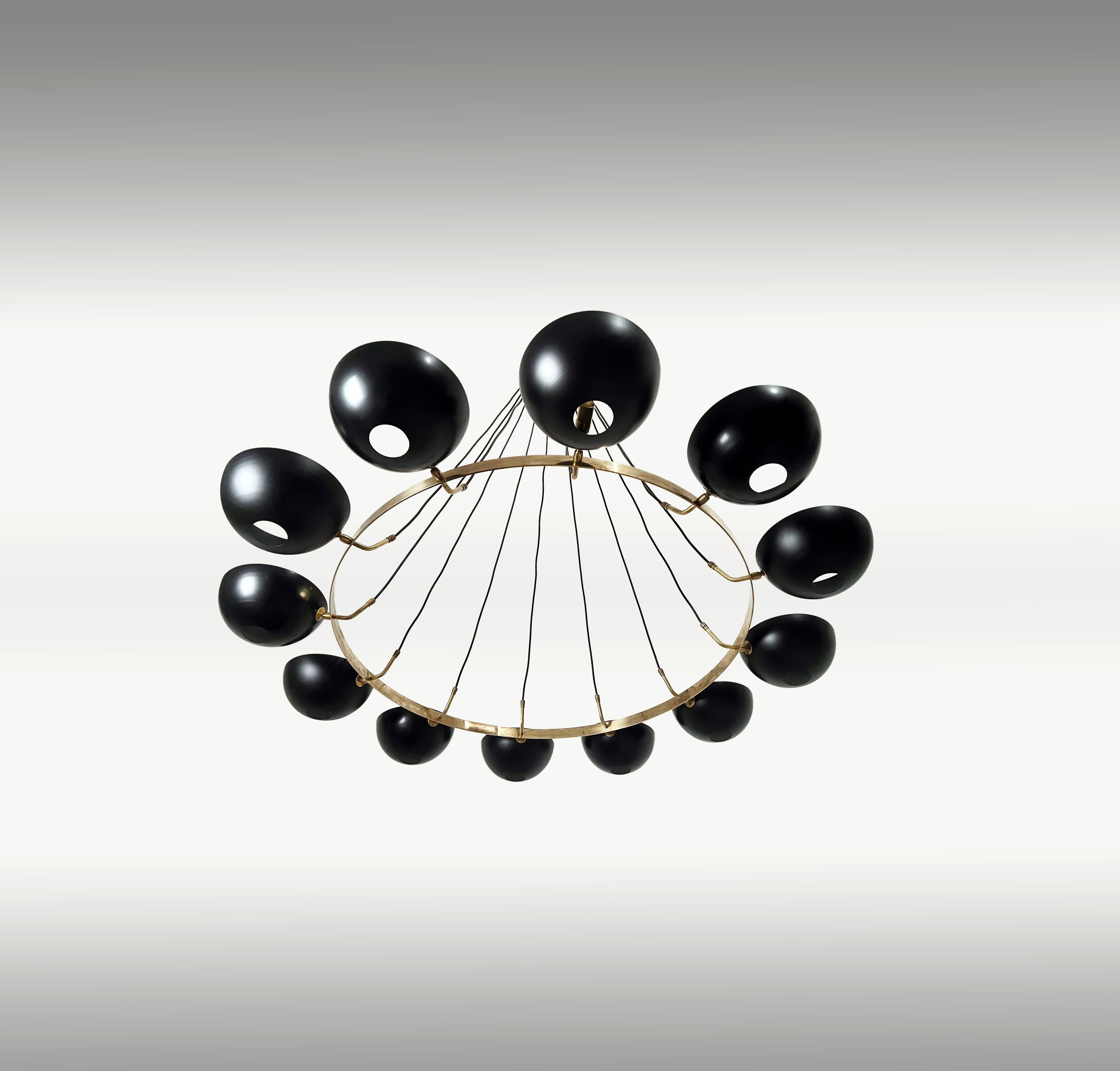 Mid-Century moderno Lampadario moderno in ottone e smalto di Fabio LTD in vendita