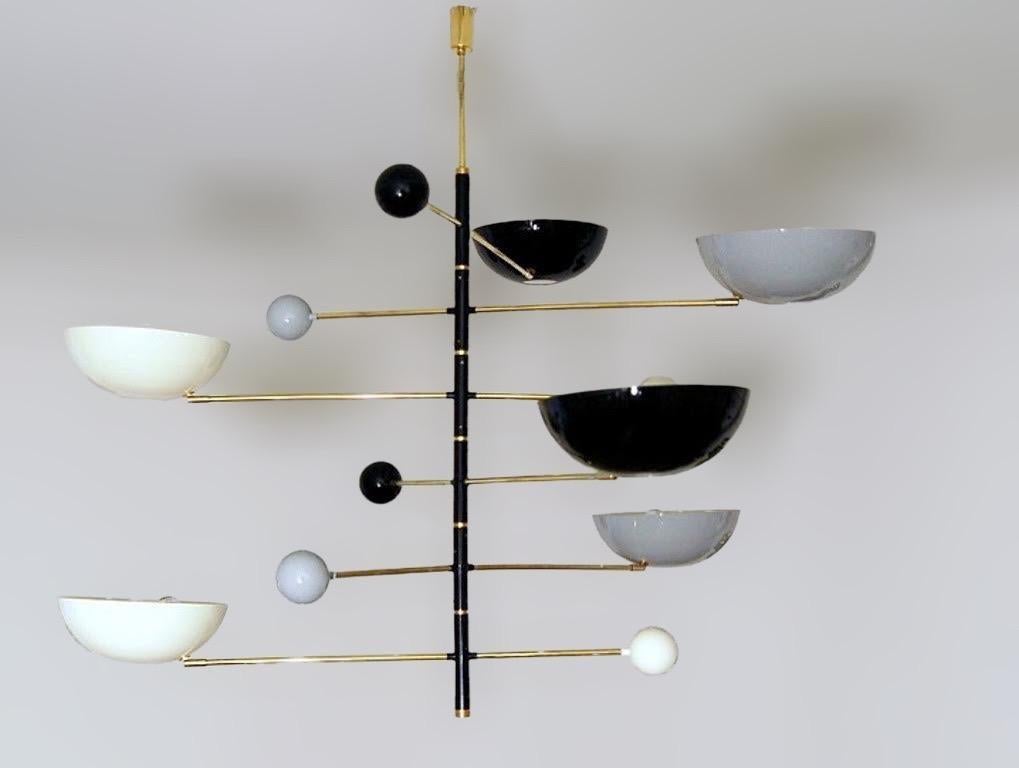 Mid-Century moderno Lampadario moderno in ottone e smalto di Fabio LTD in vendita
