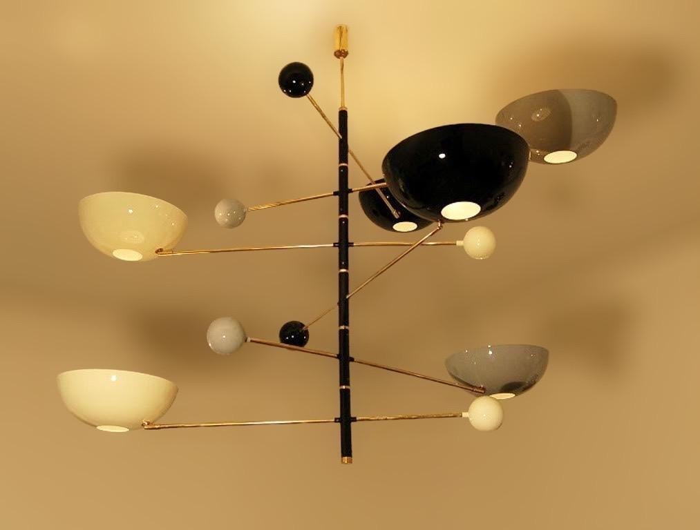 Italiano Lampadario moderno in ottone e smalto di Fabio LTD in vendita