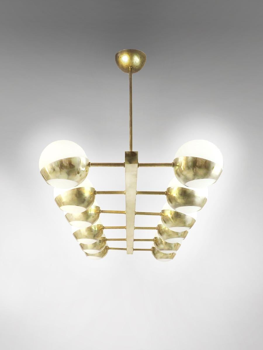 Araña moderna italiana de latón y cristal opalino de Fabio Ltd Italiano en venta
