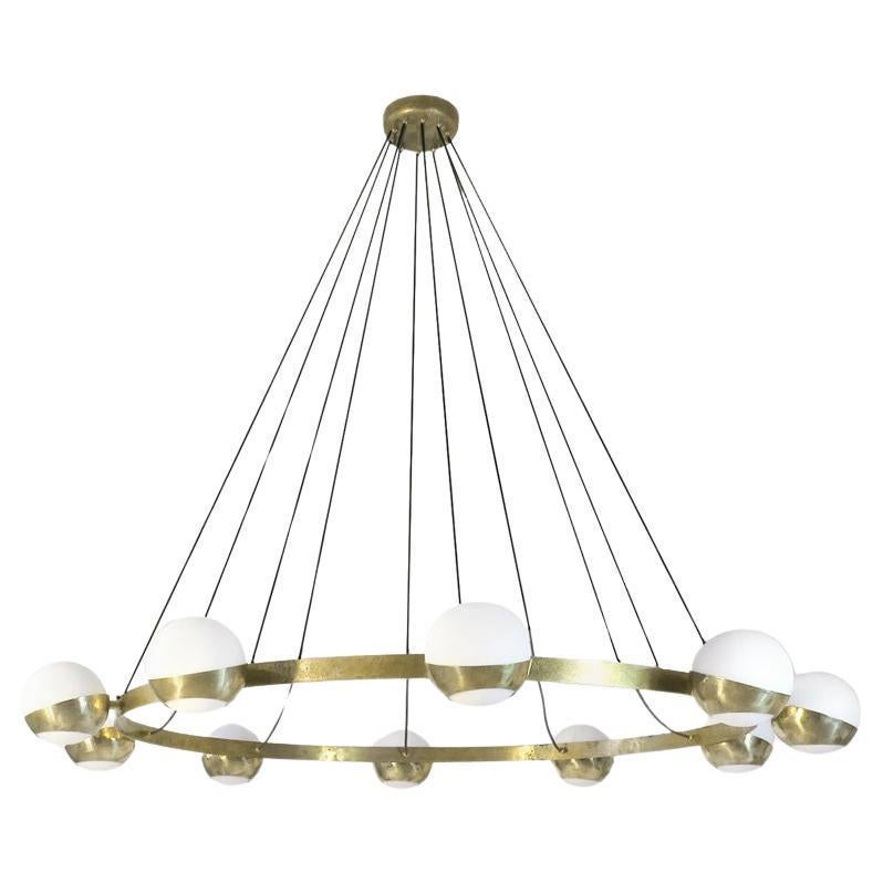 Araña moderna italiana de latón y cristal opalino de Fabio Ltd