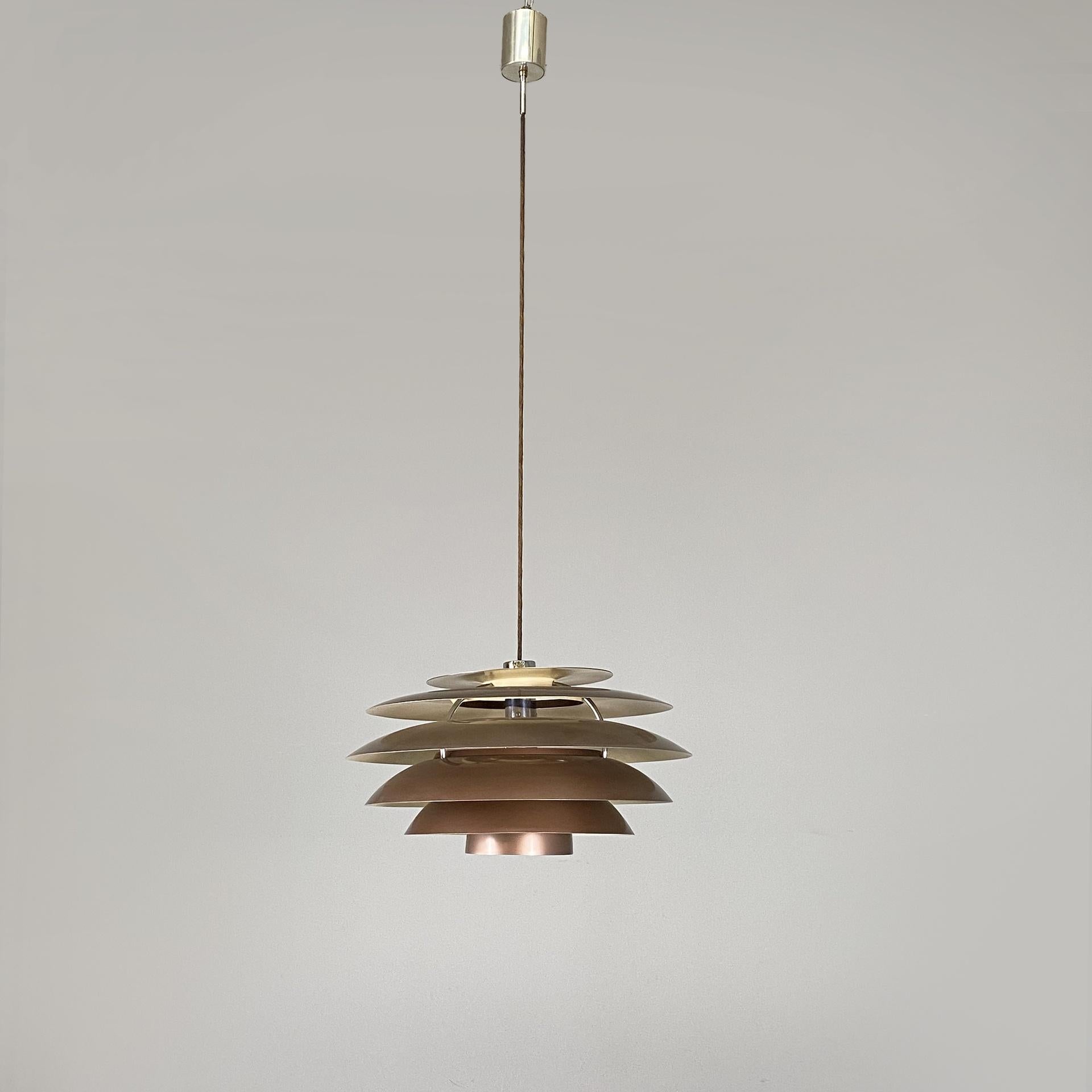 Italian modern chandelier mod. 1262 by Stilnovo in metal and copper color, 1960s
Chandelier or ceiling lamp model 1262  with metal structure with copper color in the external surface of the six disks that compose it and white color in the internal