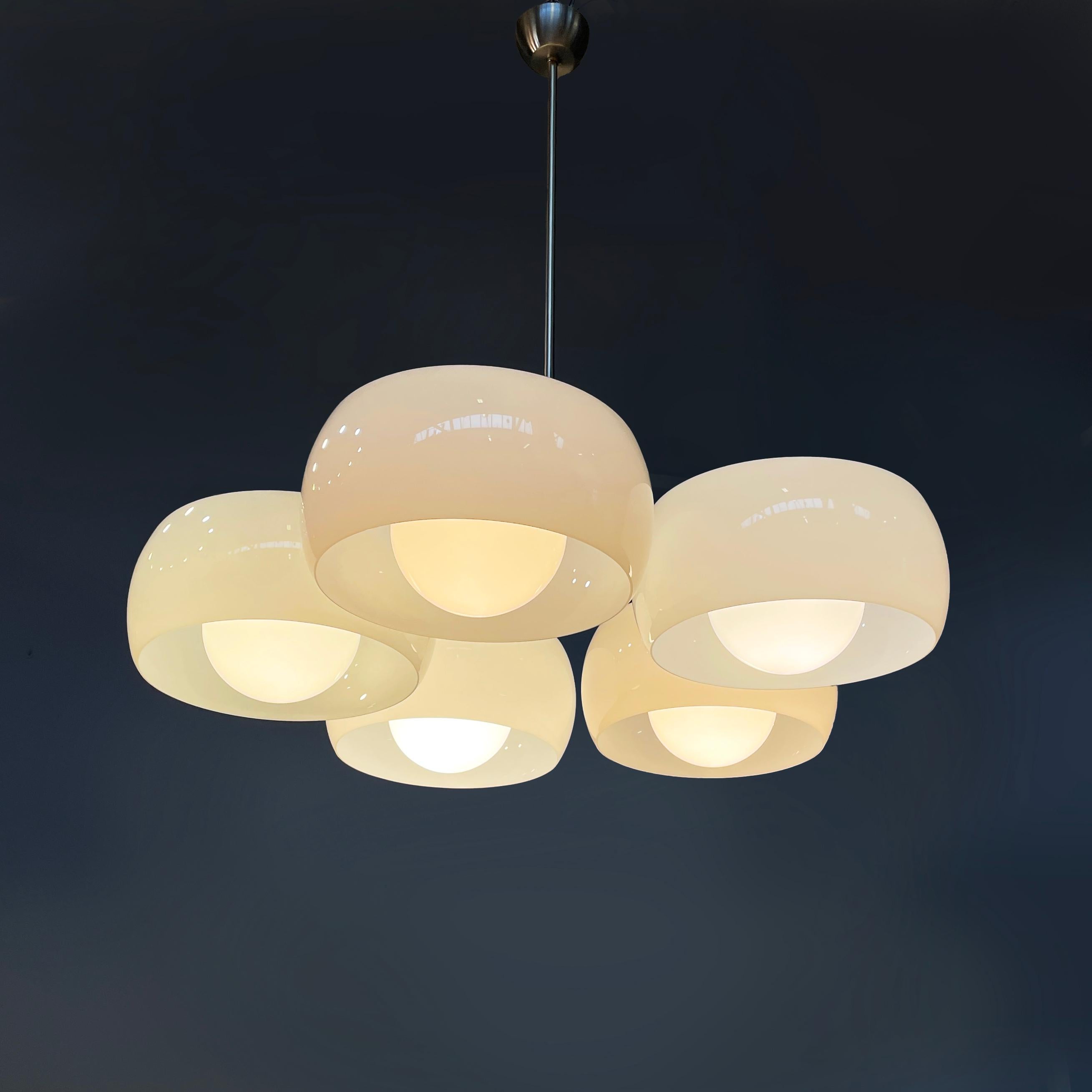 Lampadario moderno italiano in vetro Pentaclinio di Vico Magistretti per Artemide, anni '70
Iconica e vintage lampada da soffitto o lampadario mod. Pentaclinio con cinque diffusori in vetro opalino. Ogni diffusore cilindrico ha una sfera interna,