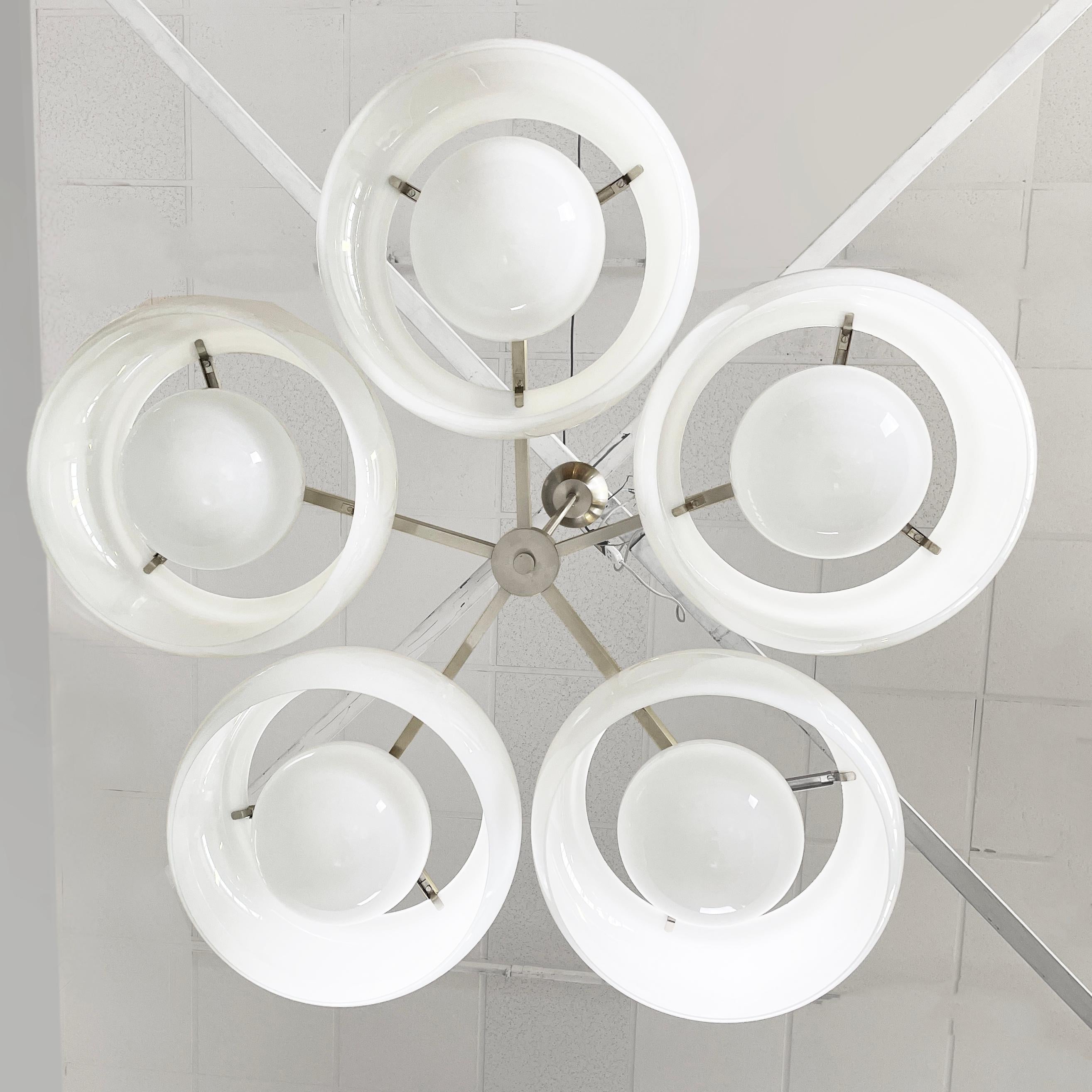 Lampadario moderno italiano Pentaclinio di Vico Magistretti per Artemide, anni '70 In condizioni buone in vendita a MIlano, IT