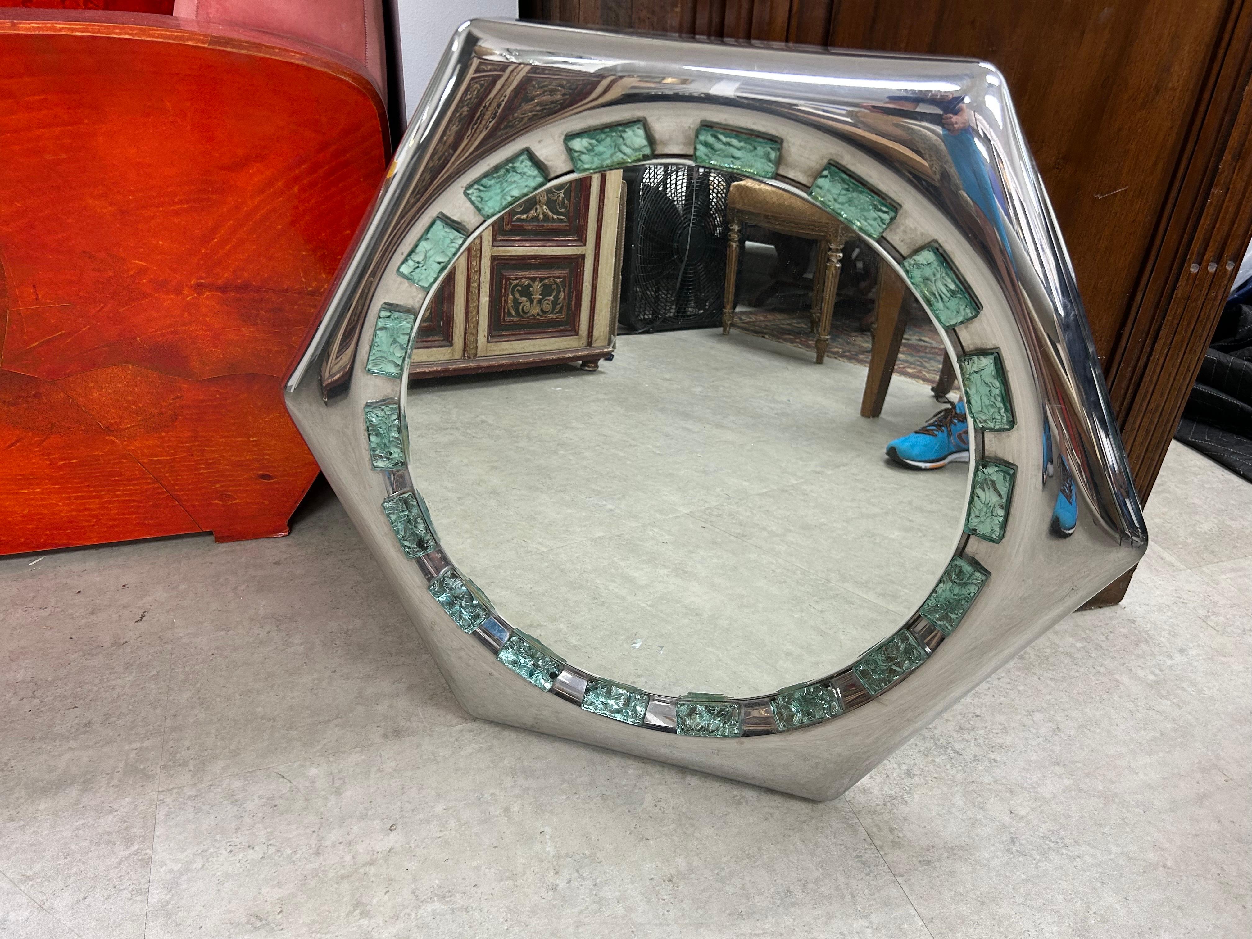 Miroir moderne italien en chrome et verre ciselé.
Nous vous proposons ce miroir hexagonal en chrome et verre ciselé attribué par Romeo Romeo, un italien du milieu du siècle dernier.
Magnifiquement conçu avec des pièces rectangulaires insérées en