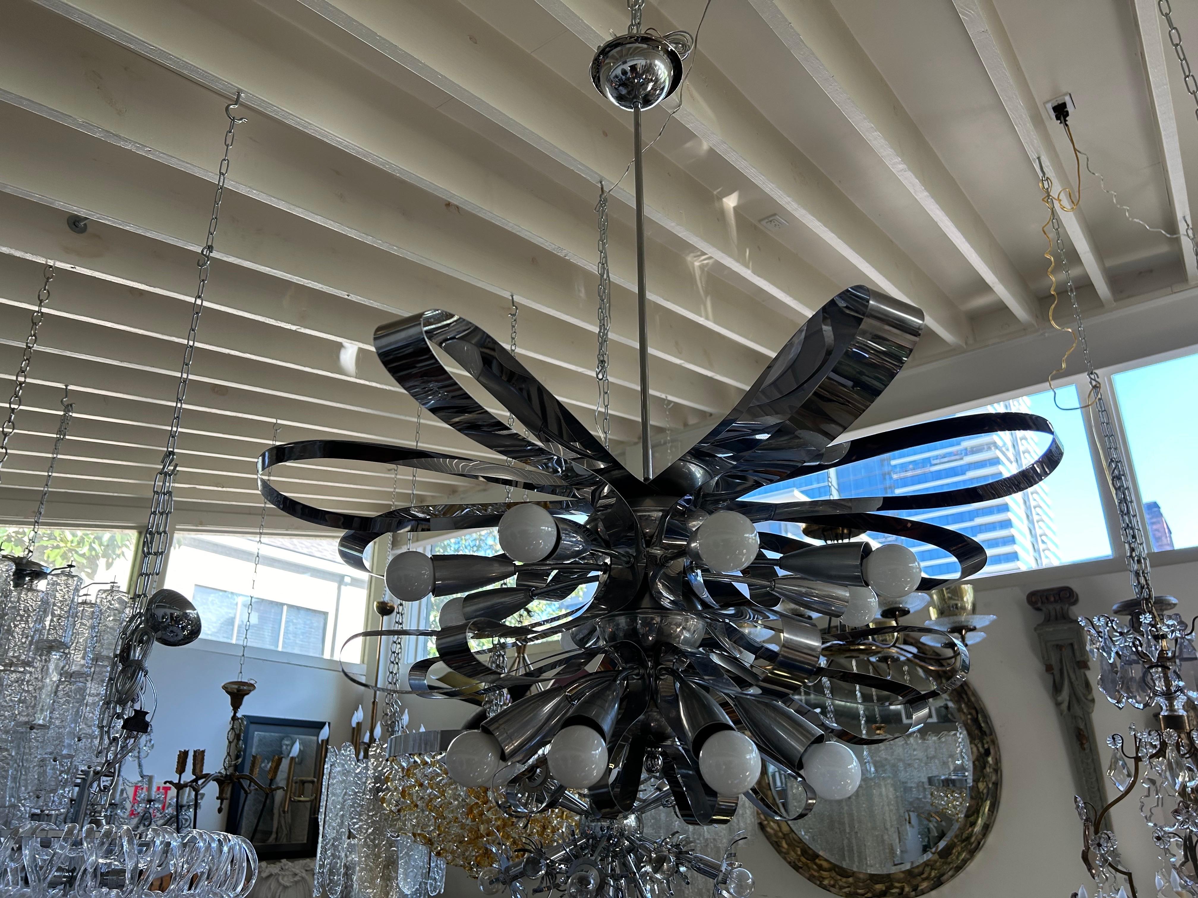 Mid-Century moderno Lampadario moderno italiano in cromo di Gaetano Sciolari in vendita