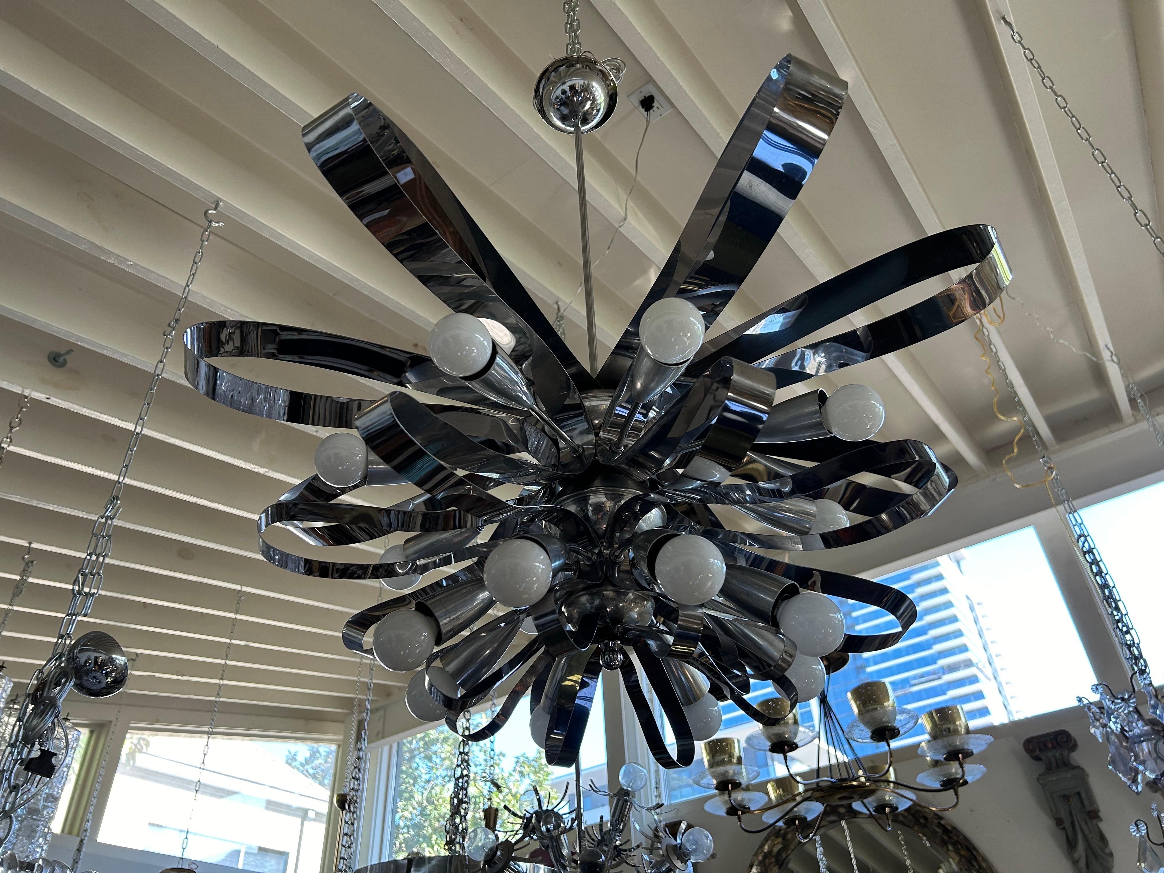 Italiano Lampadario moderno italiano in cromo di Gaetano Sciolari in vendita