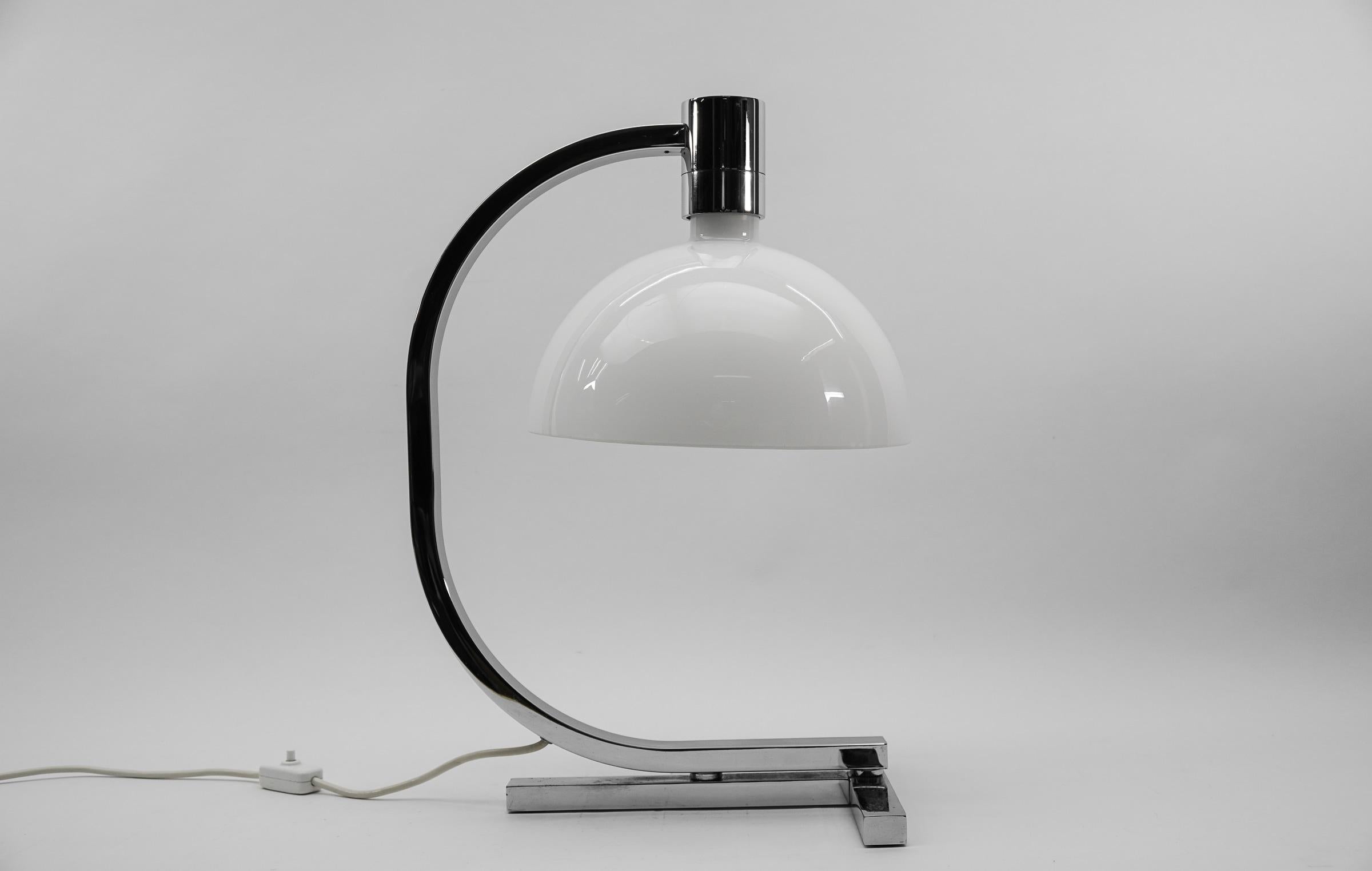 Desk Lamp by Franco Albini, Franca Helg & Antonio Piva for Sirrah, Italy 1960s

The lamp needs 1 x E27 / E26 Edison screw fit bulb, is wired, and in working condition. It runs both on 110 / 230 volt.