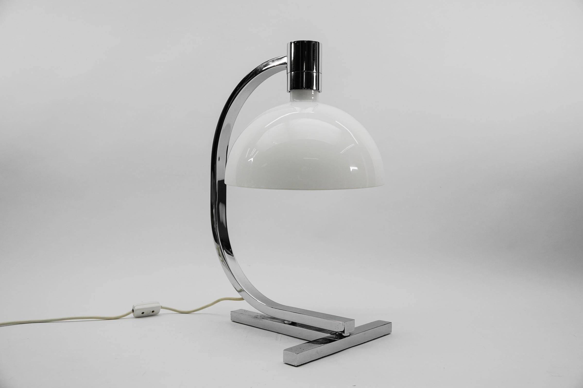 Européen Lampe de bureau italienne moderne en verre chromé de Franco Albini pour Sirrah   en vente