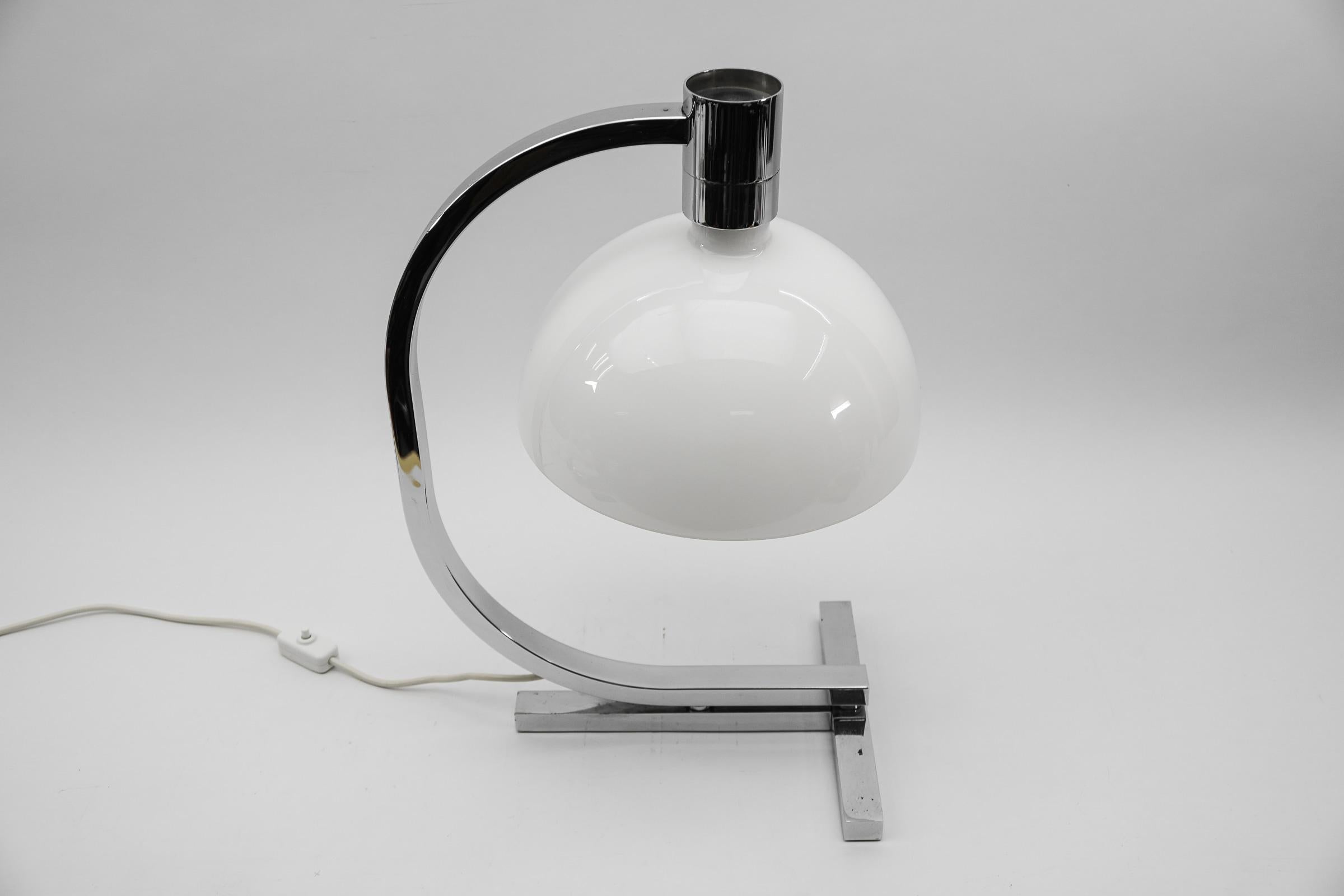 Milieu du XXe siècle Lampe de bureau italienne moderne en verre chromé de Franco Albini pour Sirrah   en vente