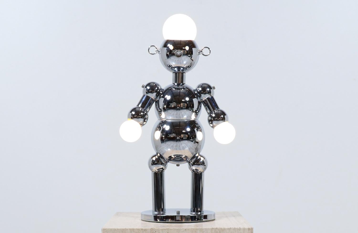 Einzigartige Roboterlampe, entworfen und hergestellt von Torino Lamps Co. in Italien, um 1970. Diese künstlerische Leuchte ist aus Chromstahl gefertigt, der vor kurzem poliert wurde. Die Lampe wird mit dem Schalter, der gleichzeitig als Nase dient,