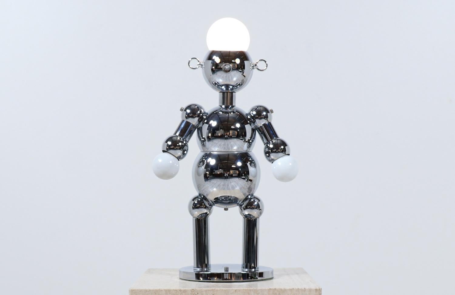 Expertisch restaurierte, moderne italienische verchromte Roboter-Skulptur-Lampe von Torino (Moderne der Mitte des Jahrhunderts) im Angebot