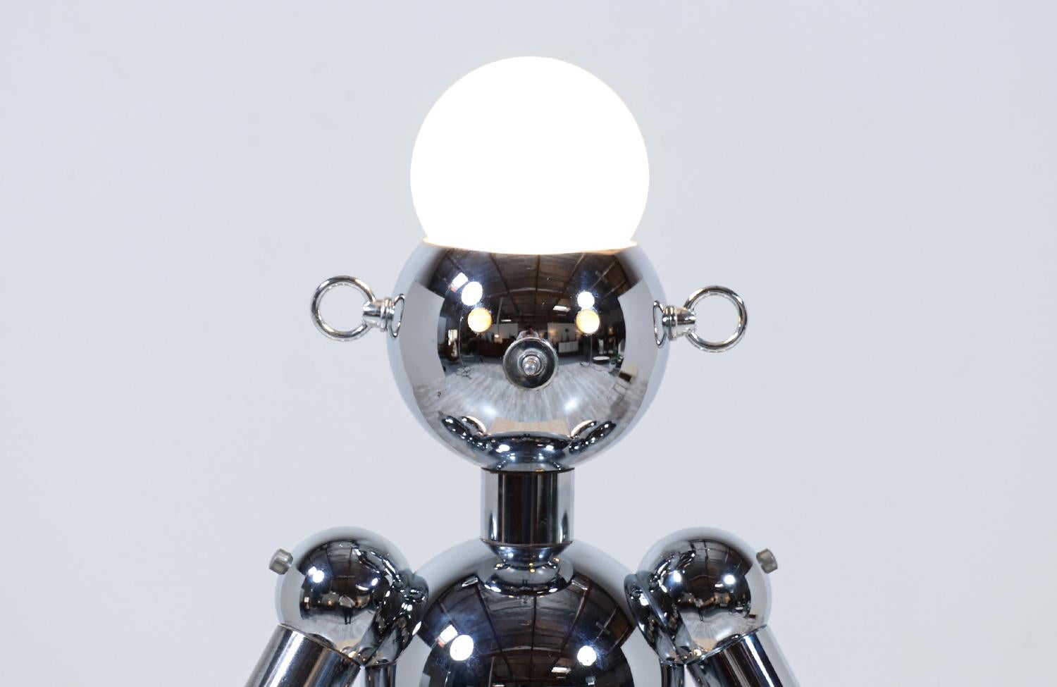 Expertisch restaurierte, moderne italienische verchromte Roboter-Skulptur-Lampe von Torino im Zustand „Hervorragend“ im Angebot in Los Angeles, CA