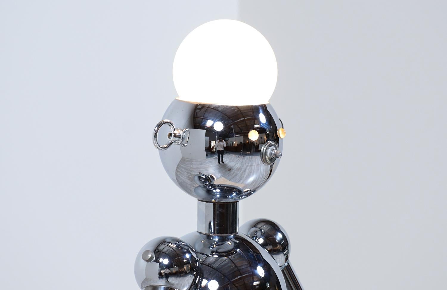 Expertisch restaurierte, moderne italienische verchromte Roboter-Skulptur-Lampe von Torino (Ende des 20. Jahrhunderts) im Angebot