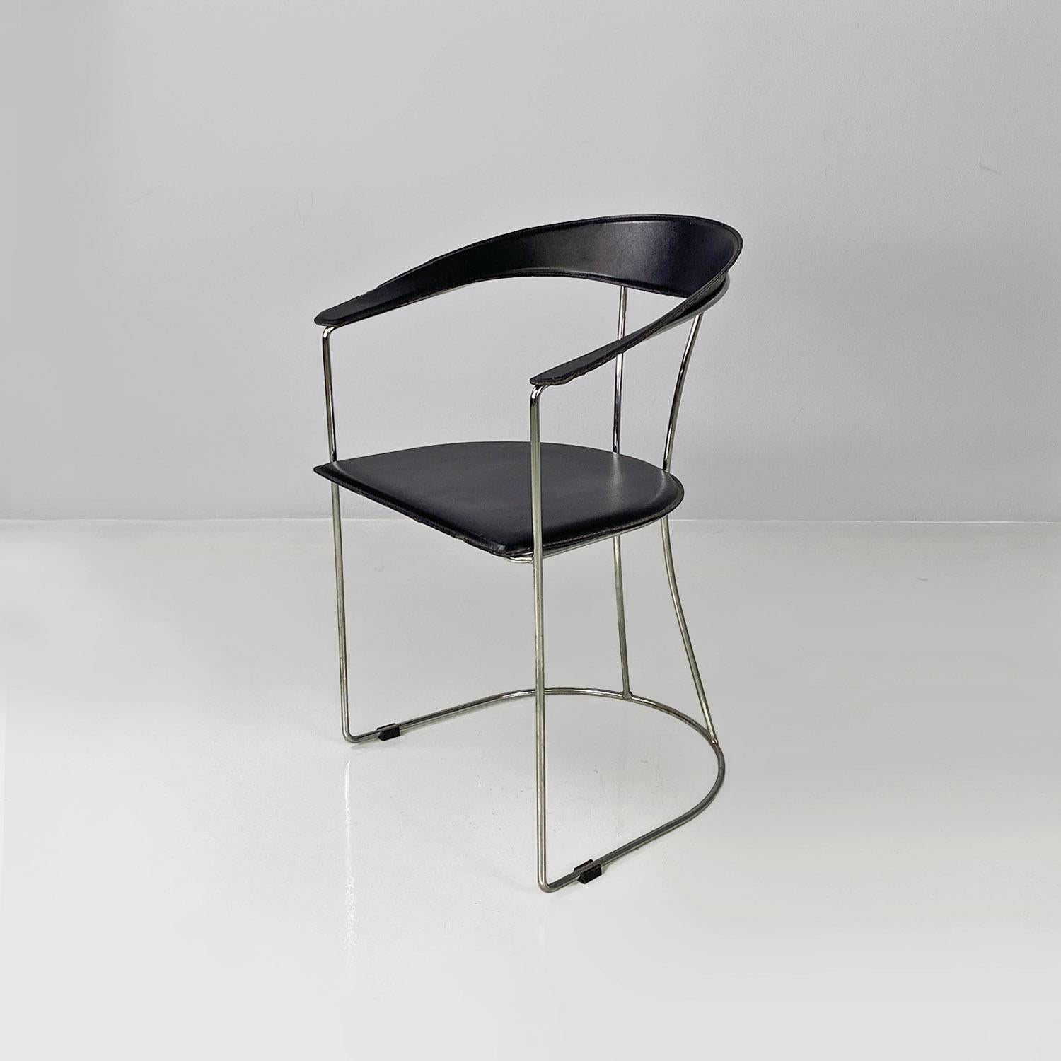 Moderne italienische Stühle aus verchromtem Metall und schwarzem Leder in geschwungener Form, 1980er Jahre.
Stuhl mit Armlehnen, Gestell aus verchromtem Stahl, Rückenlehne aus gebogenem Metall und Sitz mit schwarzem Lederbezug.
Er kommt vom
