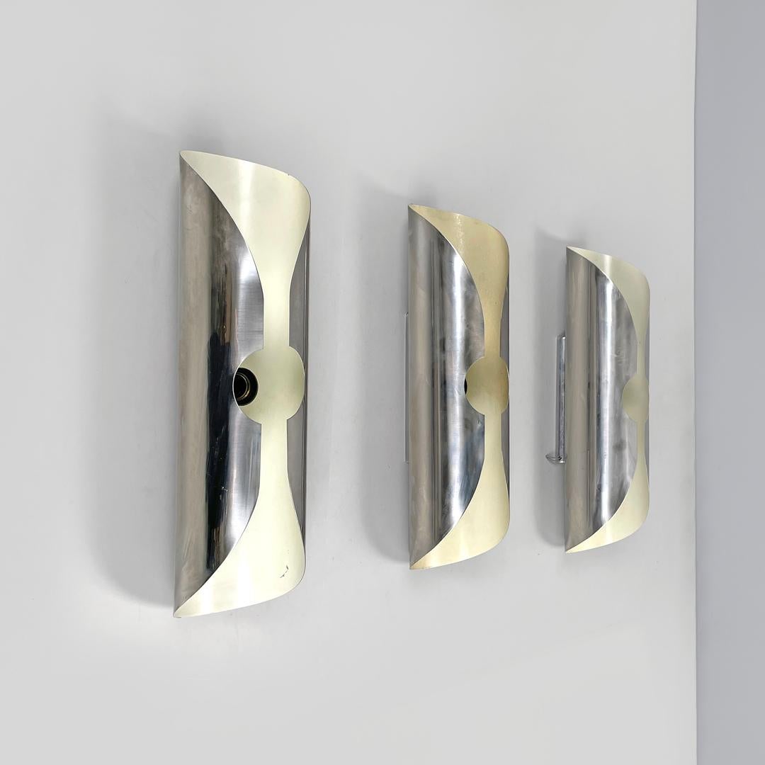 Lampade da parete cilindriche moderne italiane in metallo cromato e bianco, anni '70
Set di tre lampade da parete cilindriche in metallo cromato, con laccatura bianca all'interno. Hanno una forma allungata, la struttura è composta da un'unica