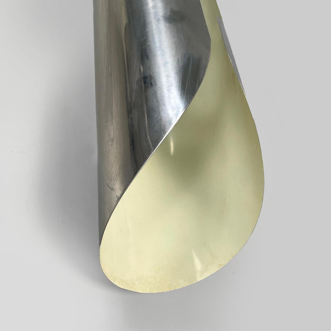 Lampade da parete cilindriche moderne italiane in metallo cromato e bianco, anni '70 in vendita 1