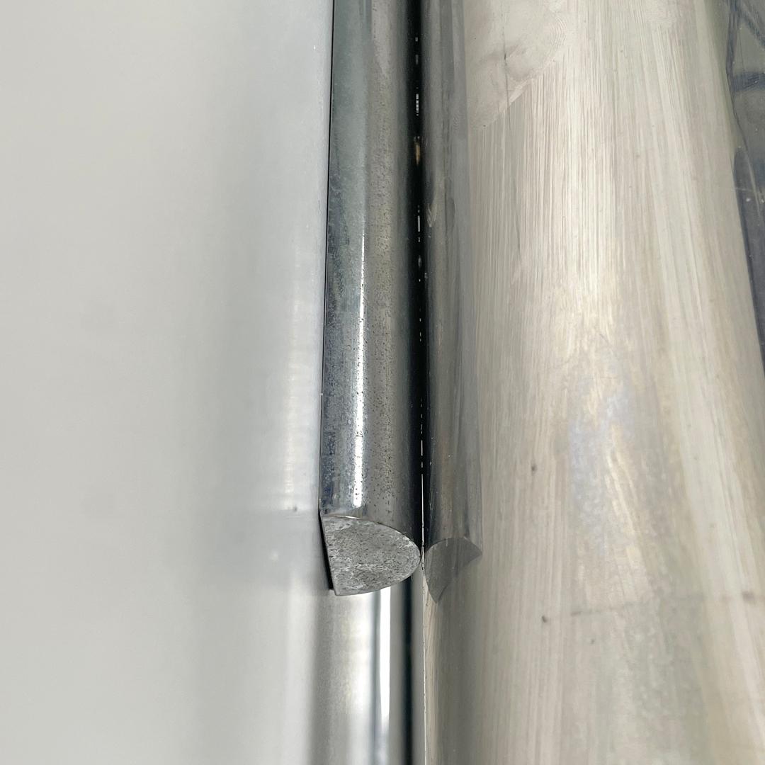 Lampade da parete cilindriche moderne italiane in metallo cromato e bianco, anni '70 in vendita 2