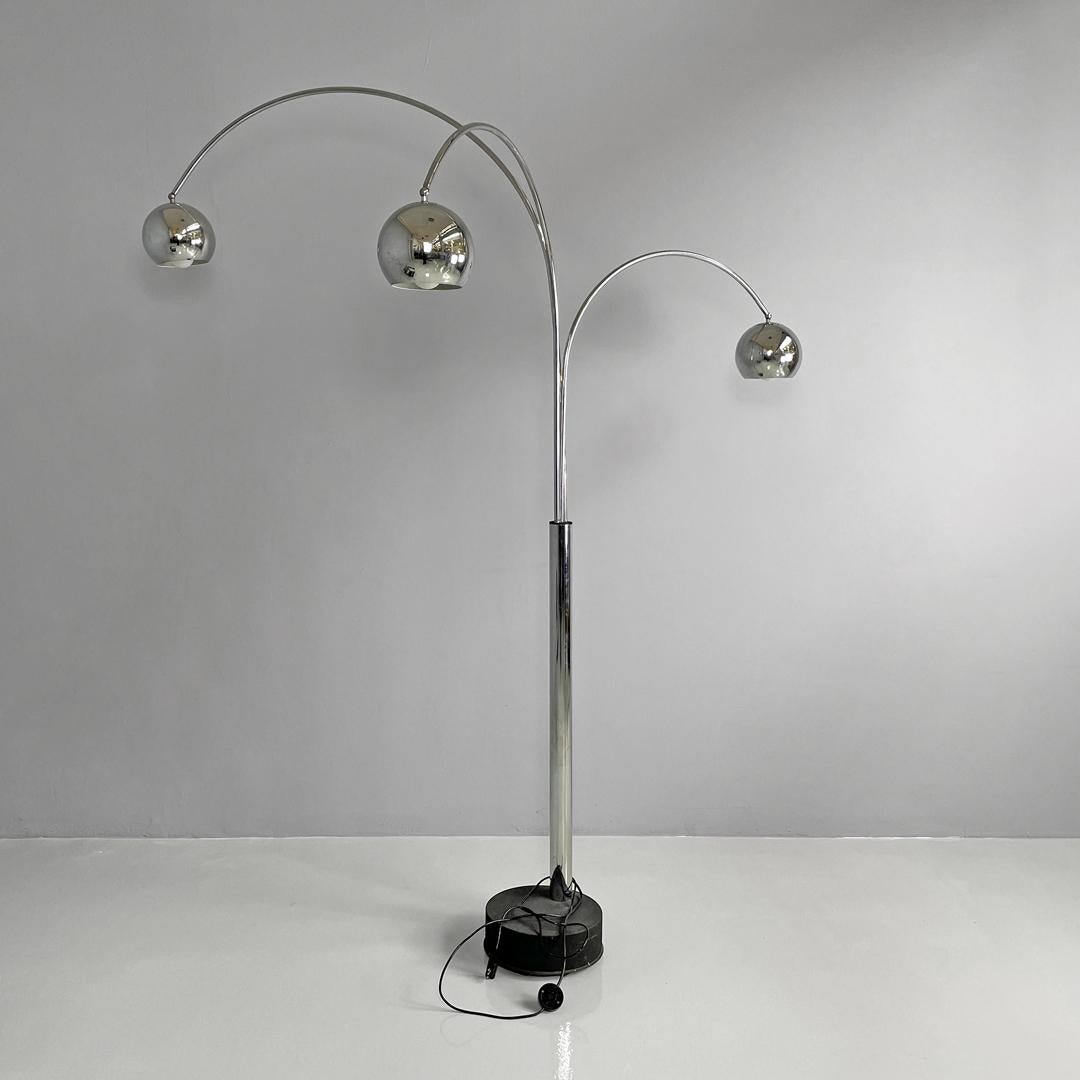 Italian modern chromed metal floor lamp by Goffredo Reggiani for Reggiani, 1970s
Floor lamp with round base in chromed metal. The lamp has three light points supported by their respective arched metal rod arms, which have three different sizes. The